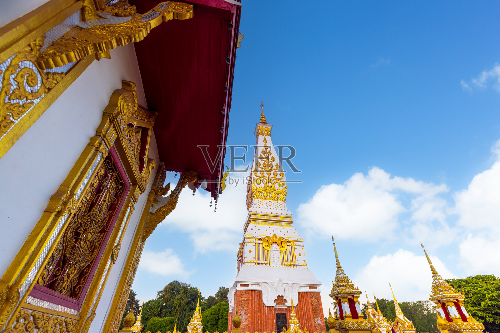 泰国那空是那府，通过华丽的寺庙门看到的佛陀塔帕塔潘农佛塔照片摄影图片