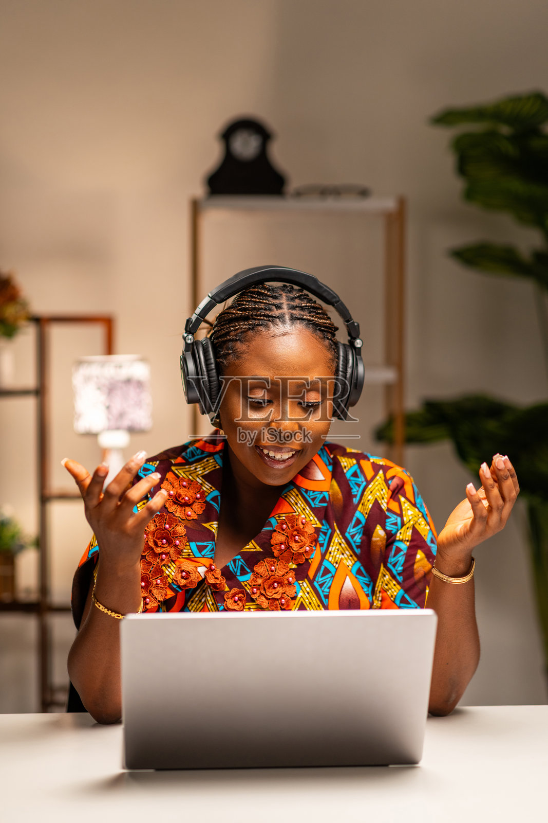 非洲年轻女商人、学生、教师、导师，佩戴无线耳机，进行视频会议通话照片摄影图片