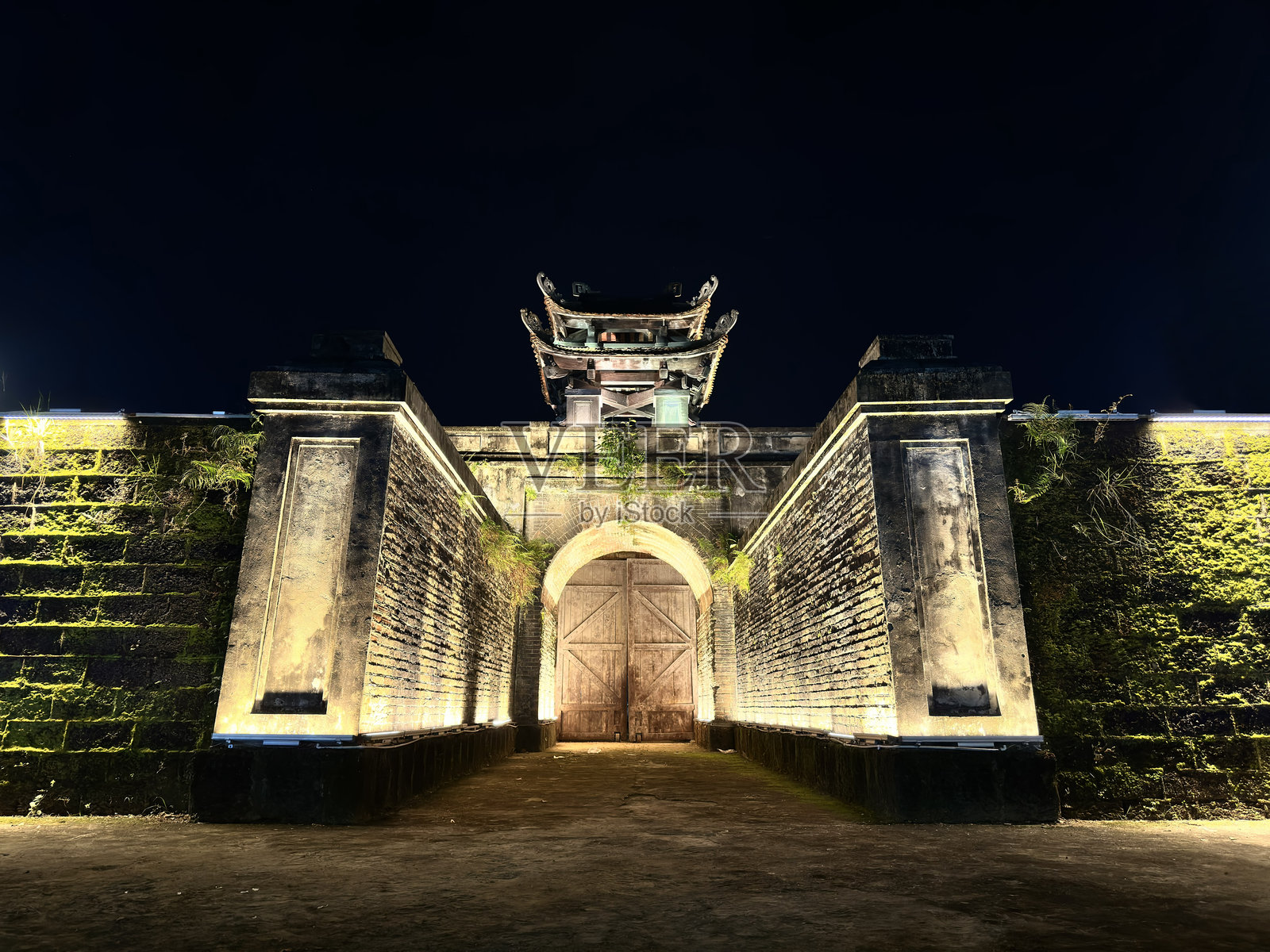 夜色下的顺化古城顺化城门在璀璨的灯光下，展现出雄伟壮丽的美景照片摄影图片