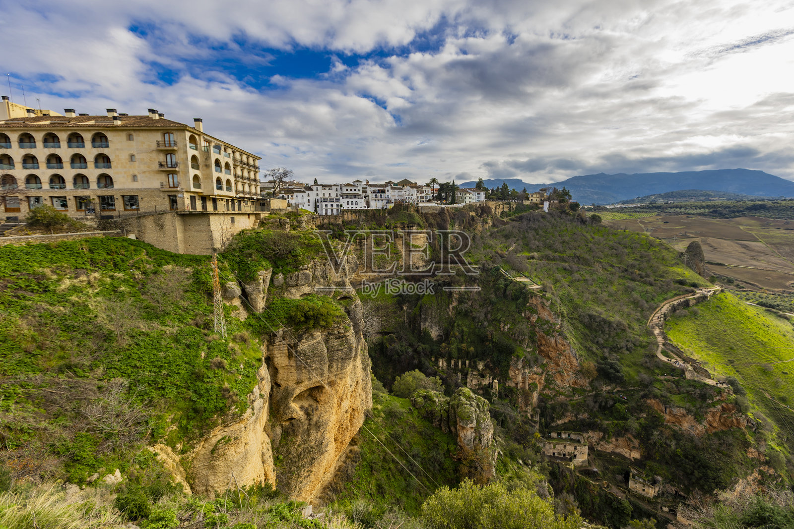 探索西班牙悬崖上的瑰宝龙达的迷人景色和悠久历史照片摄影图片