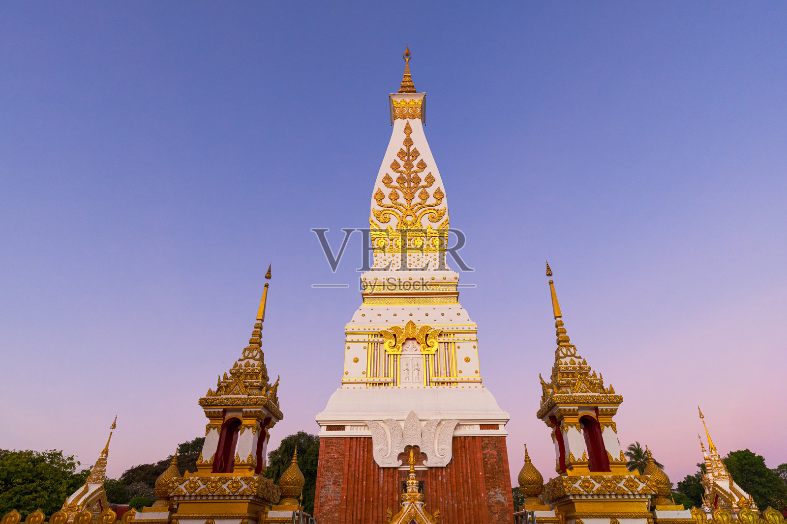 泰国那空帕农府，华丽寺庙门中的帕塔特帕农佛塔照片摄影图片