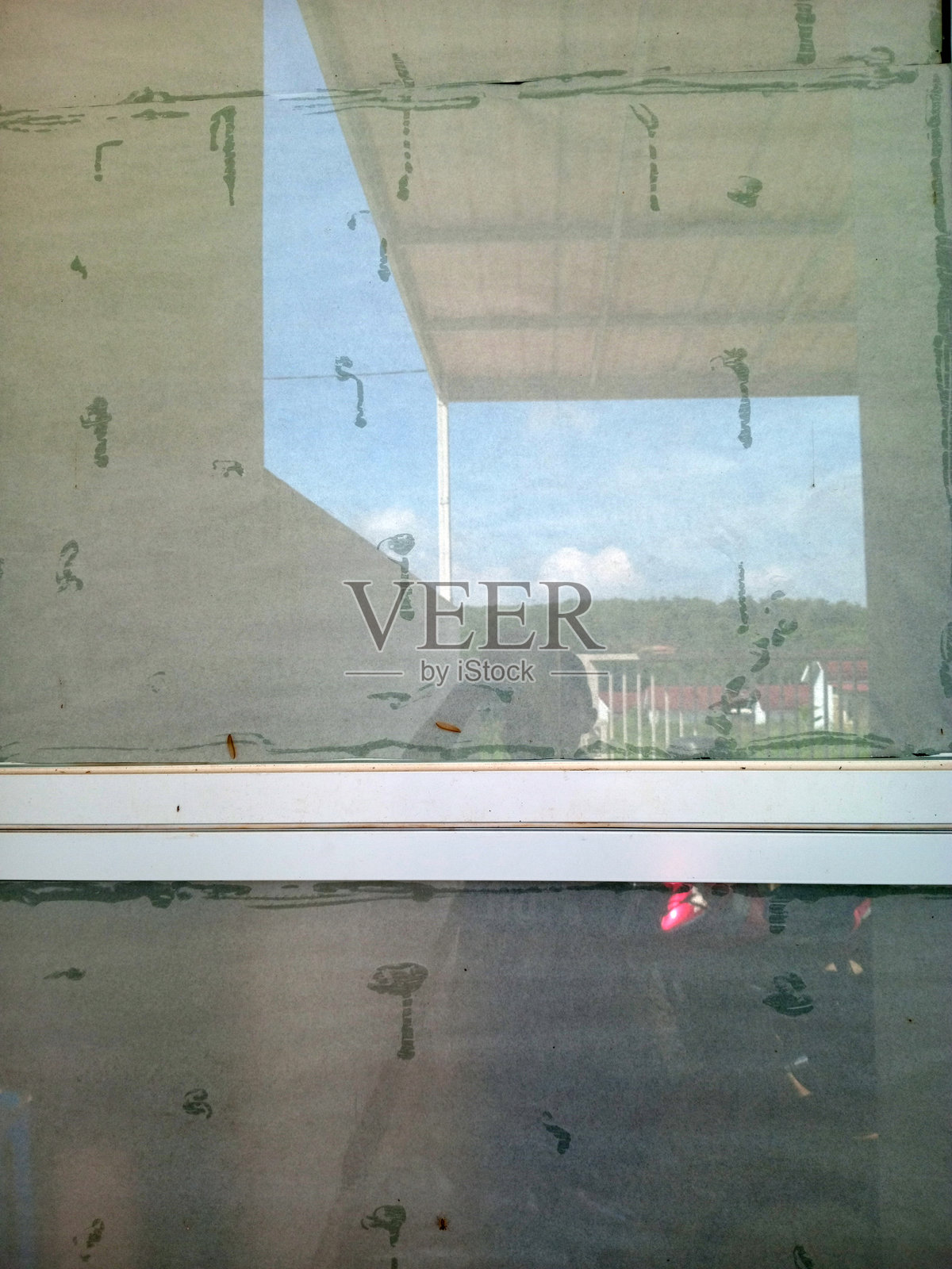 半透明的窗帘看向户外场景照片摄影图片