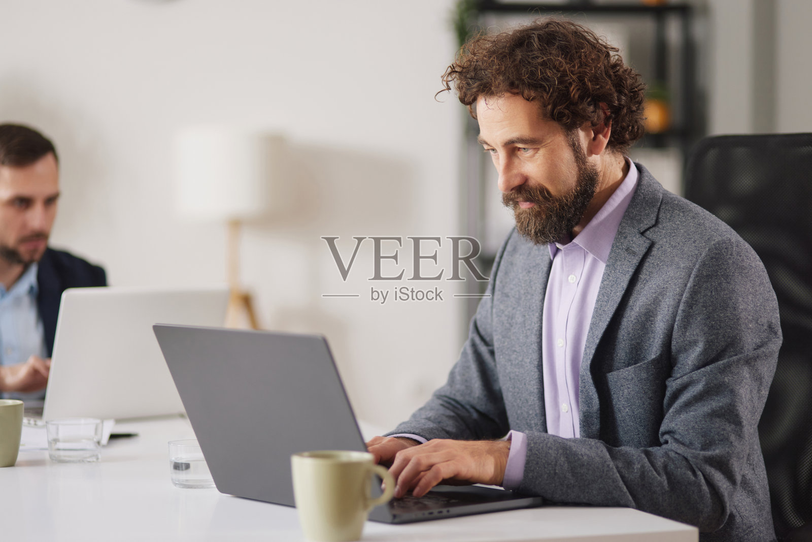 白天，商务团队在现代办公室环境中进行团队合作和头脑风暴照片摄影图片