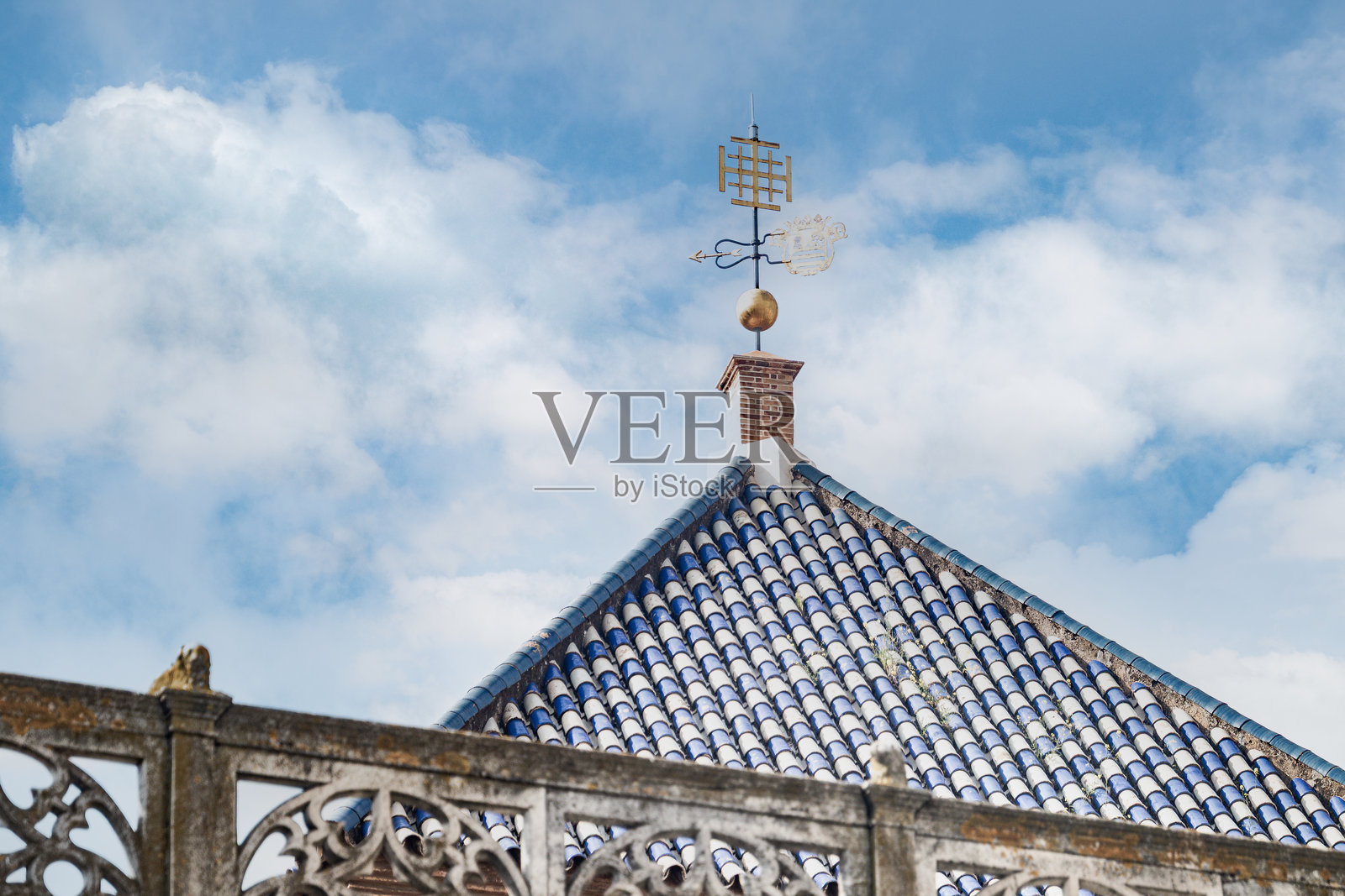 塞维利亚卡萨德皮拉托斯的蓝色陶瓷瓷砖屋顶照片摄影图片