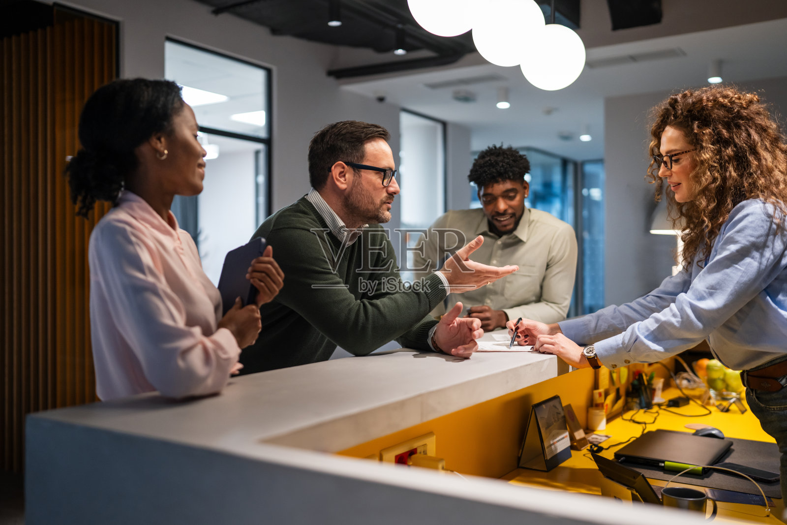 多元化的商务团队在办公室接待处协作照片摄影图片