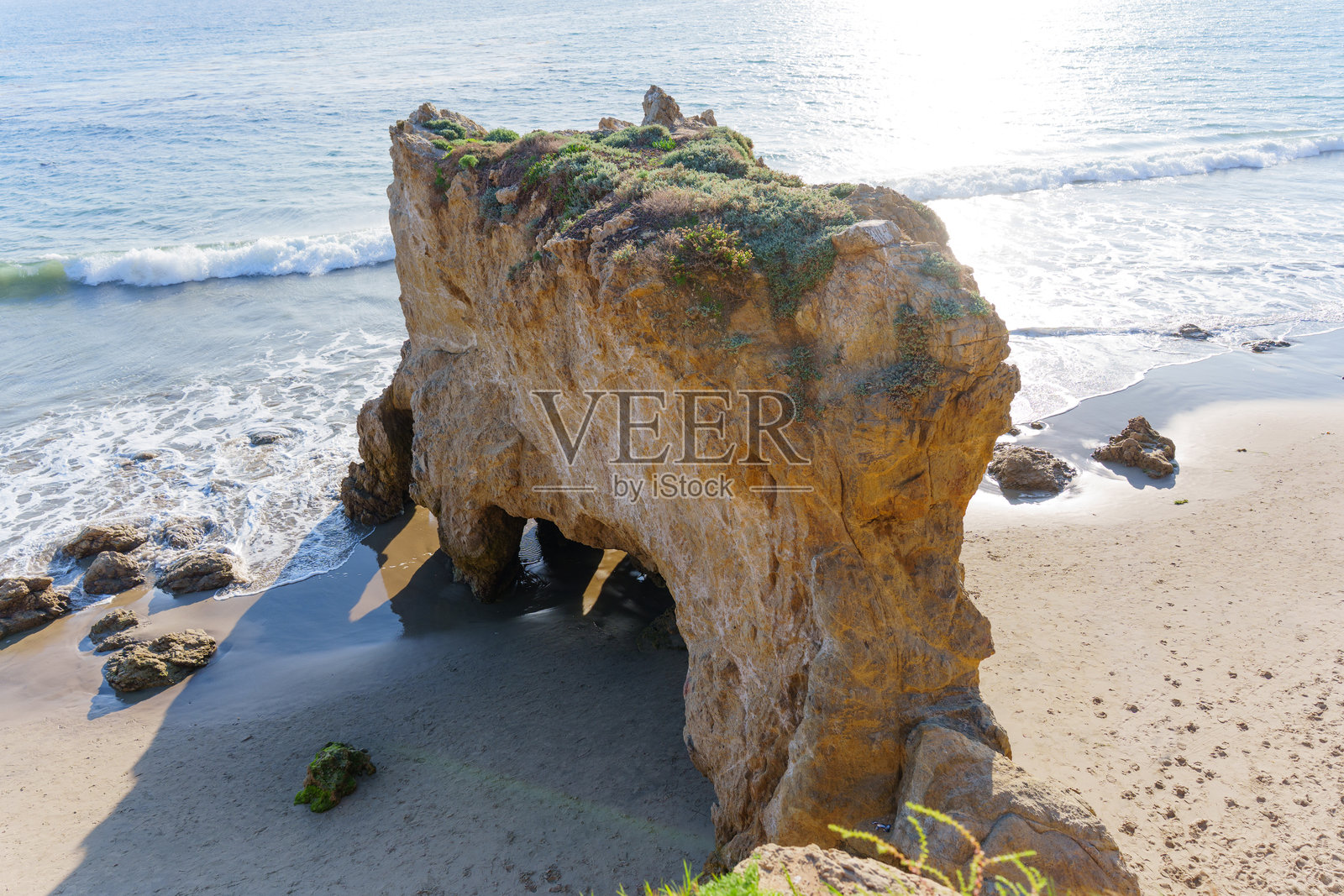 阳光下的马里布埃尔马塔多州立海滩海蚀拱门照片摄影图片
