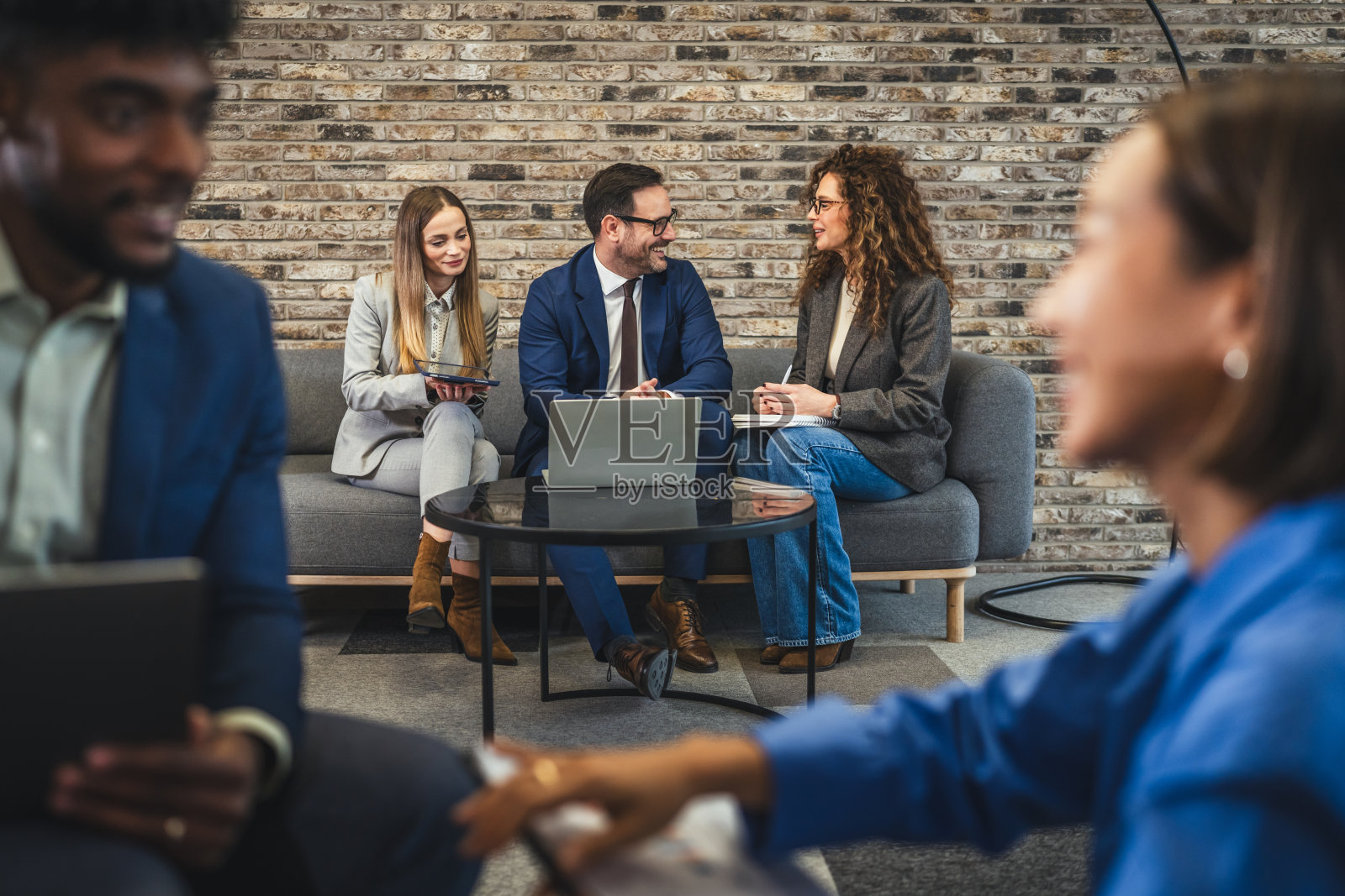 不同背景的职场人士在非正式的办公室会议中协作照片摄影图片
