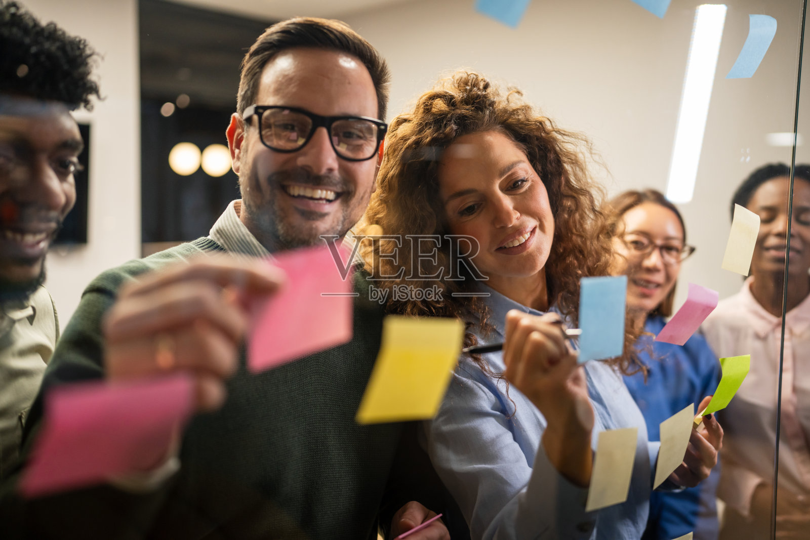 多元化的商业团队在玻璃墙上协作规划创意照片摄影图片