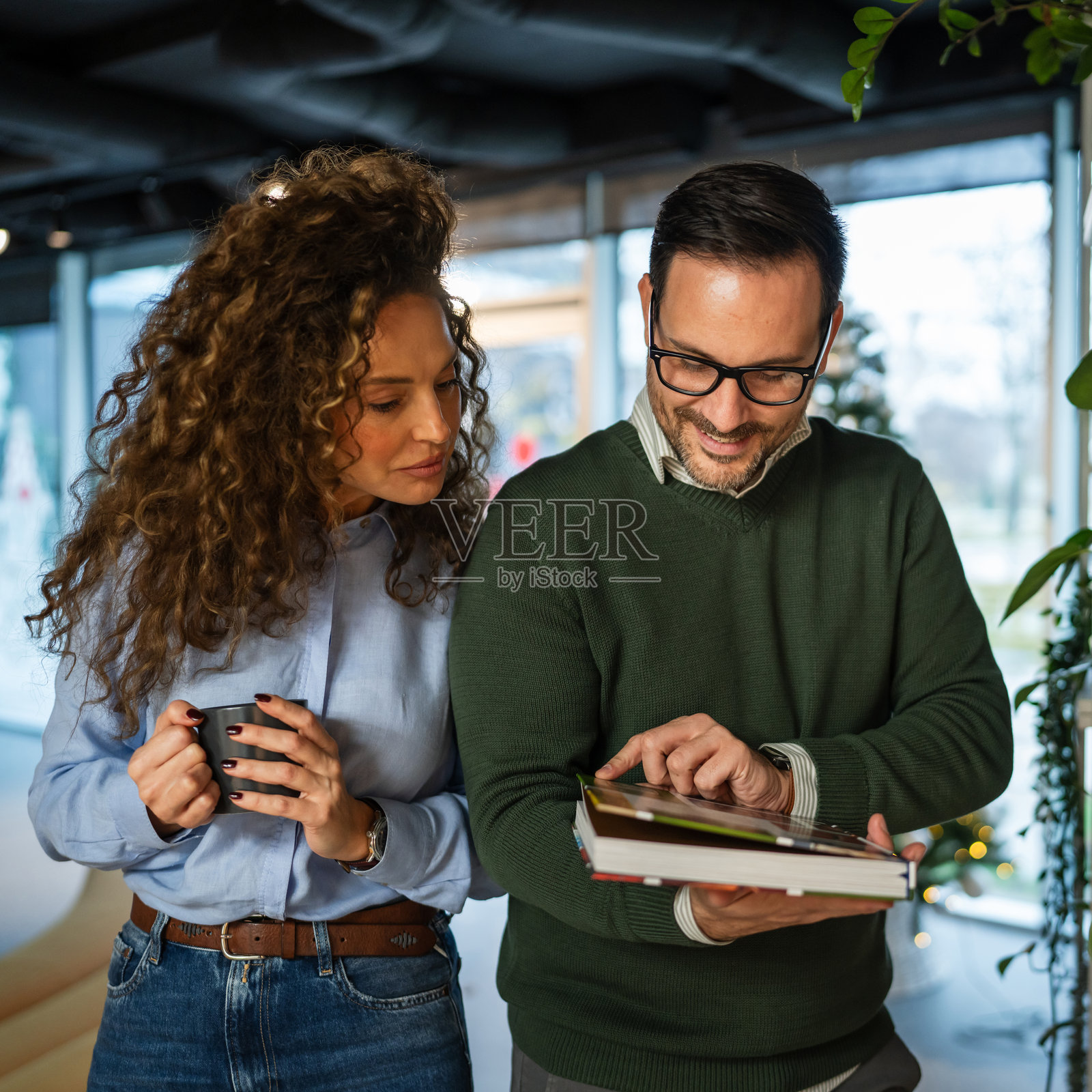 商务同事在办公室图书馆一起读书照片摄影图片