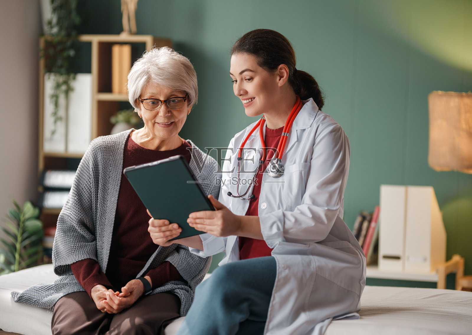 医生和病人在诊室照片摄影图片