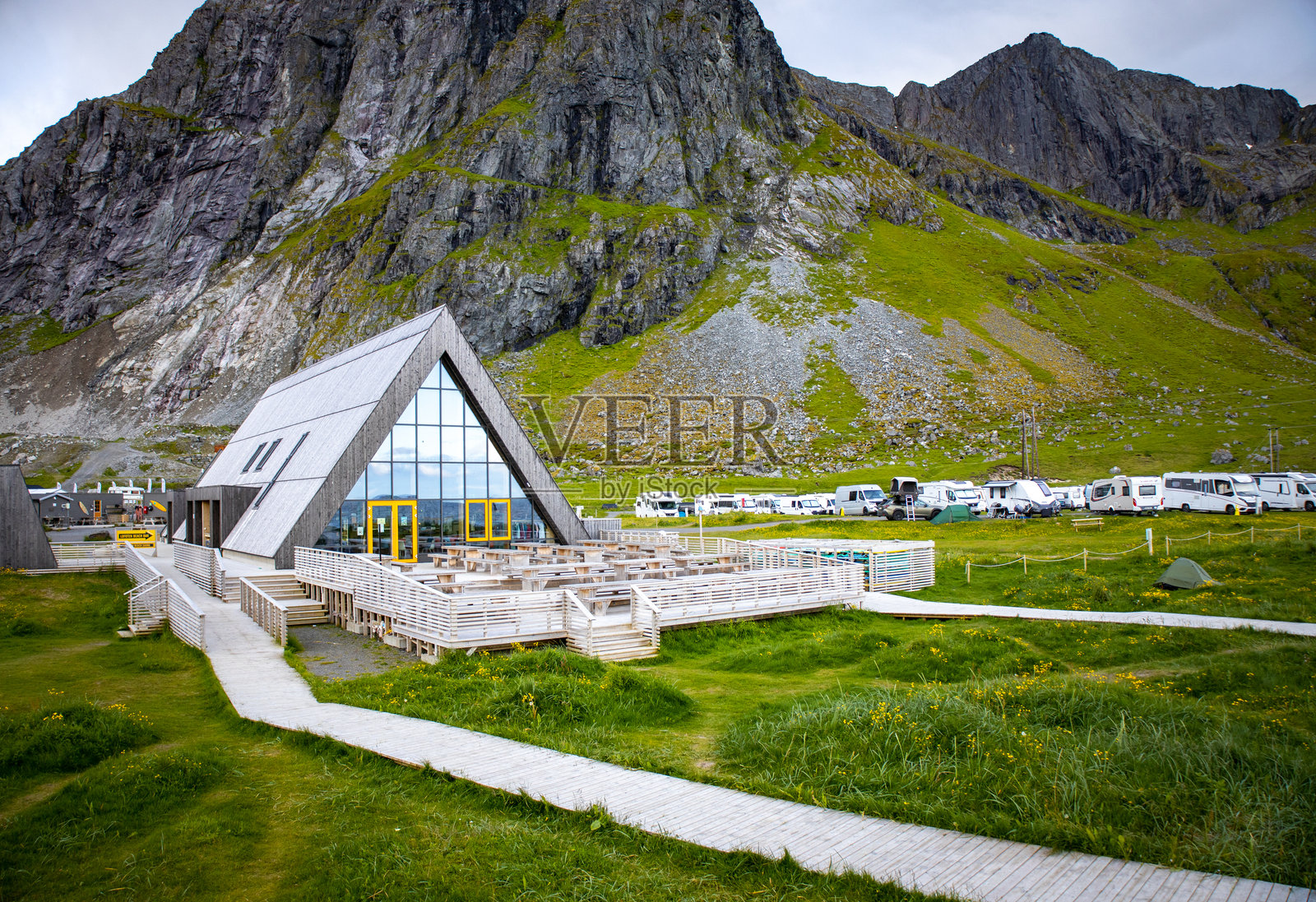 挪威罗弗敦拉姆堡斯卡格桑登海滩旁的Lofoten海滩营地及酒吧。照片摄影图片