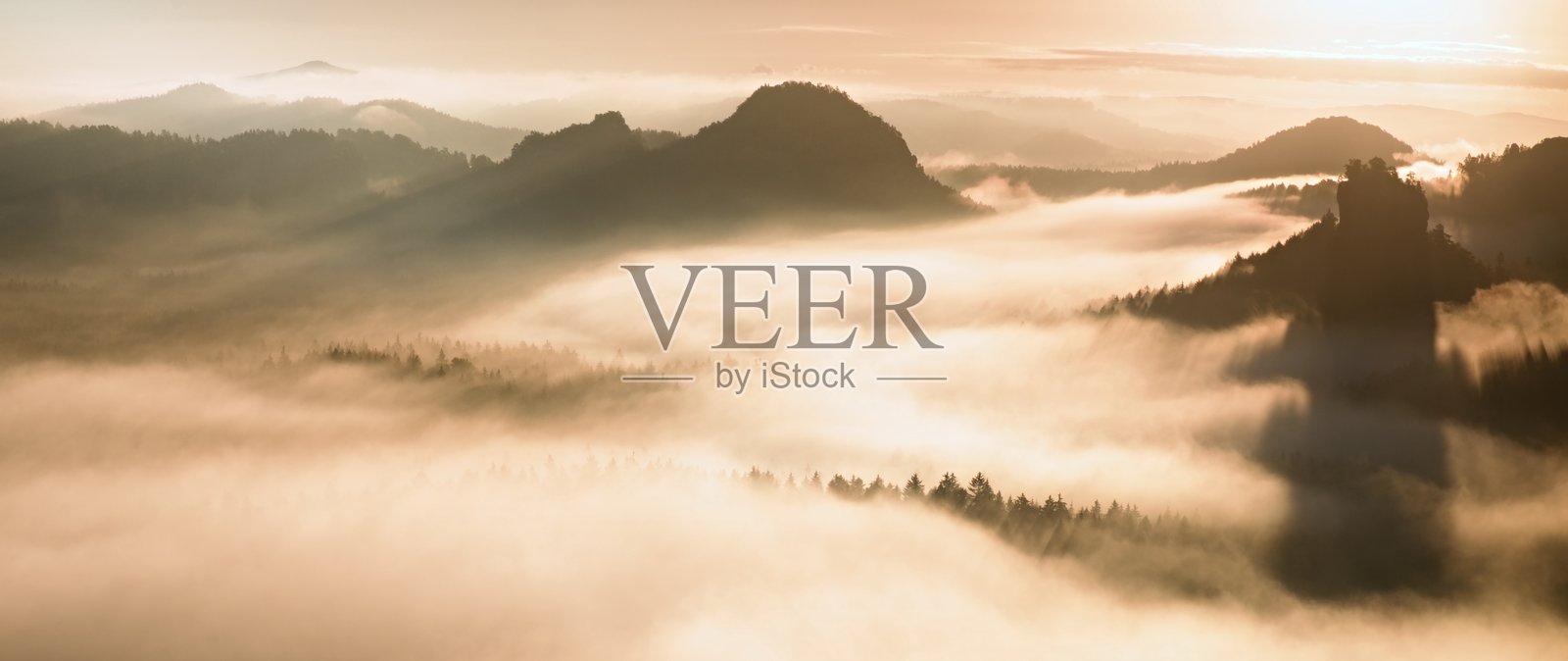 夏末清晨：金色晨光下的山间雾气照片摄影图片