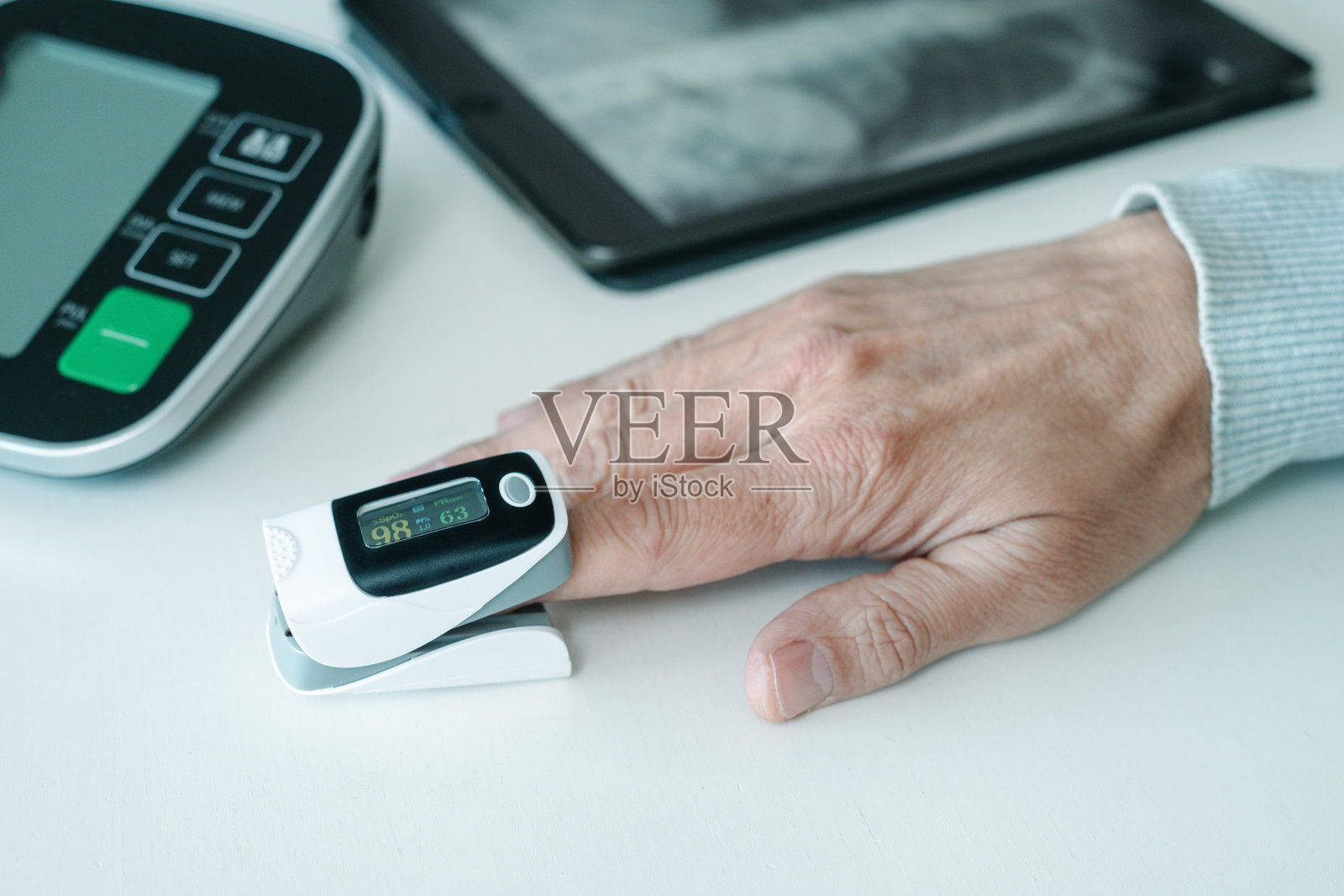 体检期间监测血氧饱和度照片摄影图片