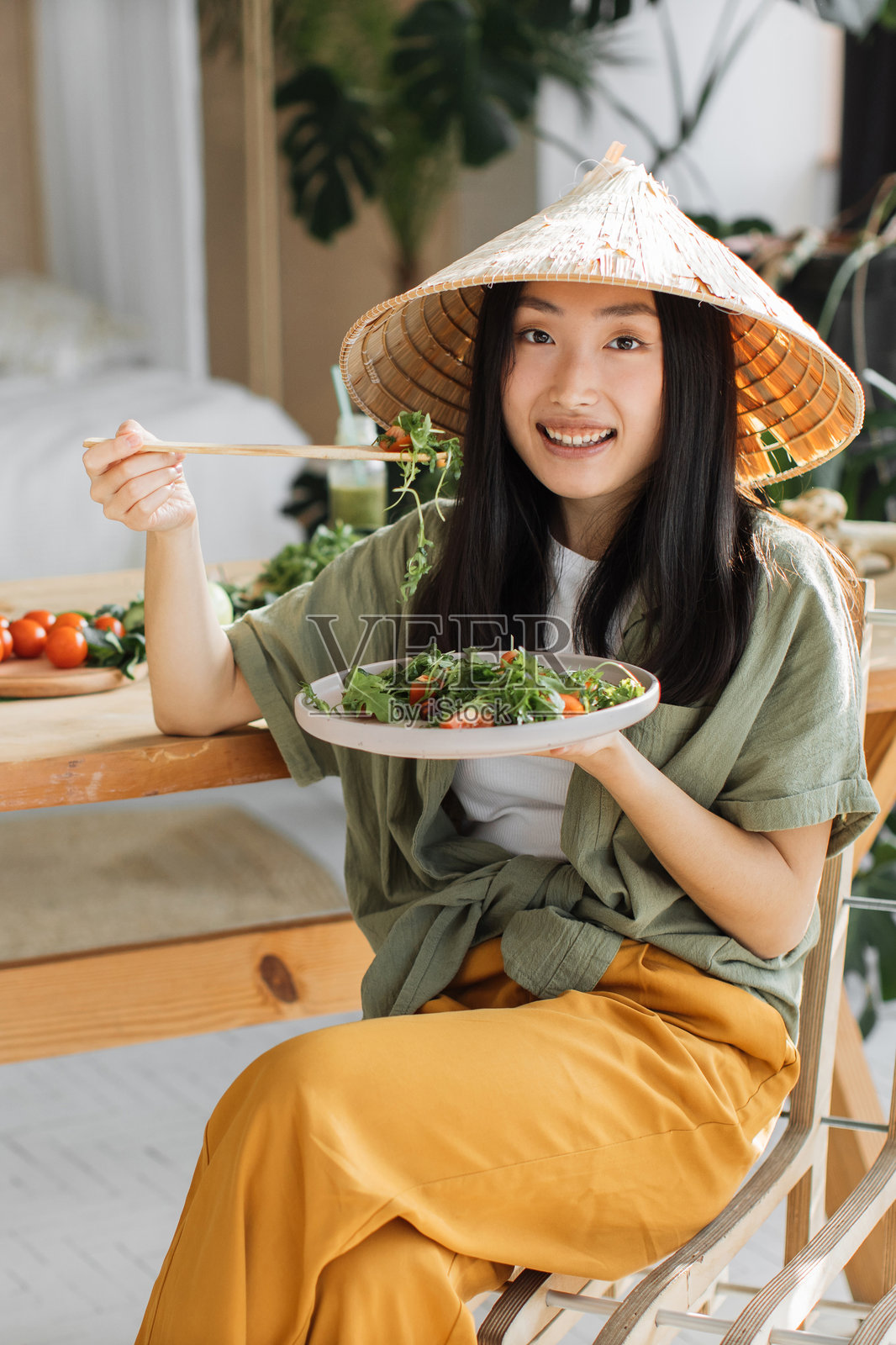 亚洲女性吃沙拉照片摄影图片