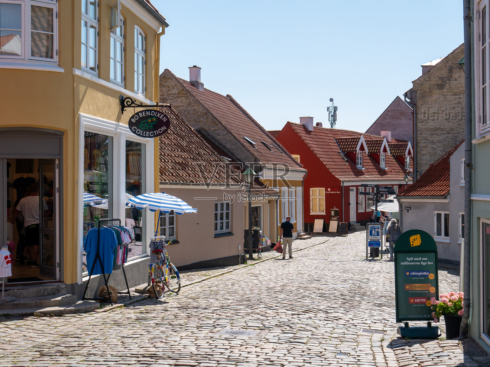 老城区埃贝尔的鹅卵石街道阿德尔加德街及其店铺照片摄影图片