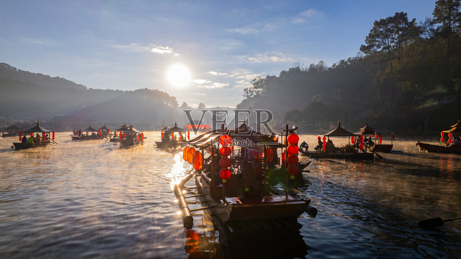 泰国湄宏顺府的Ban Rak Thai水库提供皮划艇供游客享受风景优美的乘船游览。照片摄影图片