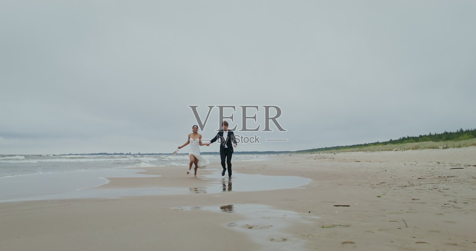 新郎新娘手牵手奔跑 - 婚礼照片摄影图片