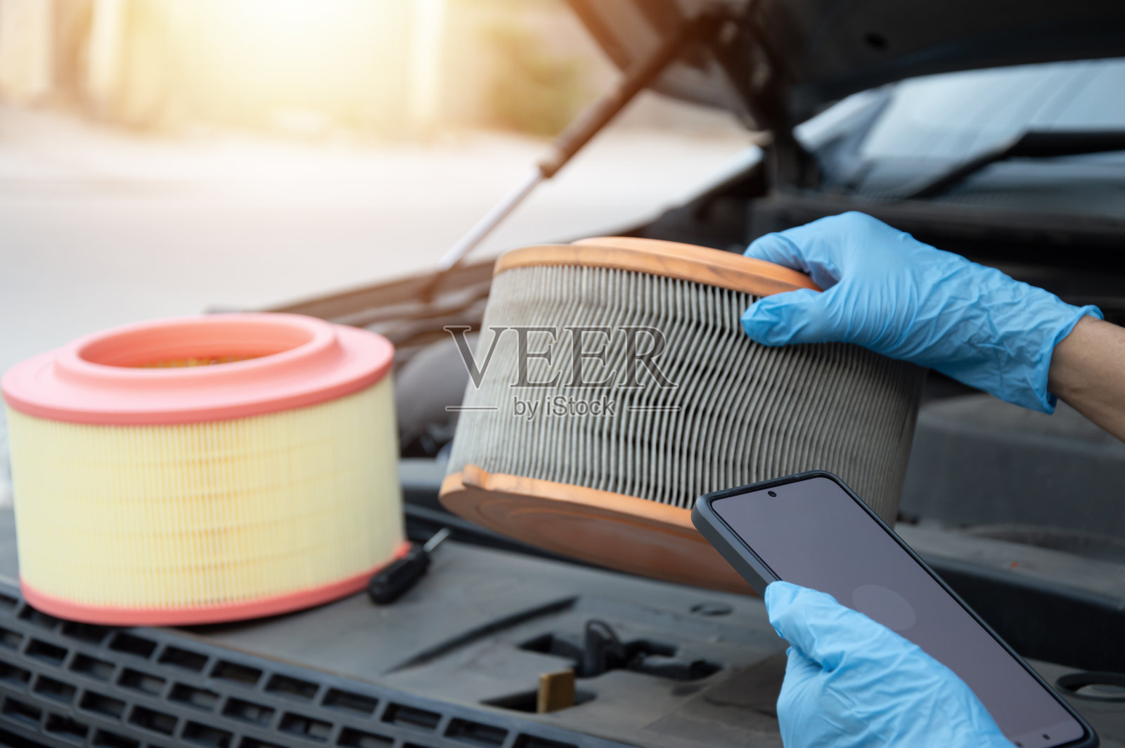 机械师正在检查旧发动机的空气滤清器。照片摄影图片