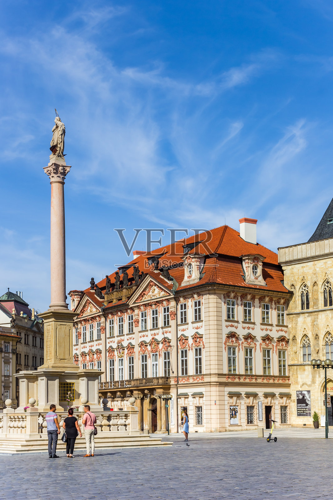 布拉格老城广场上的国家美术馆博物馆和马里安纪念柱照片摄影图片