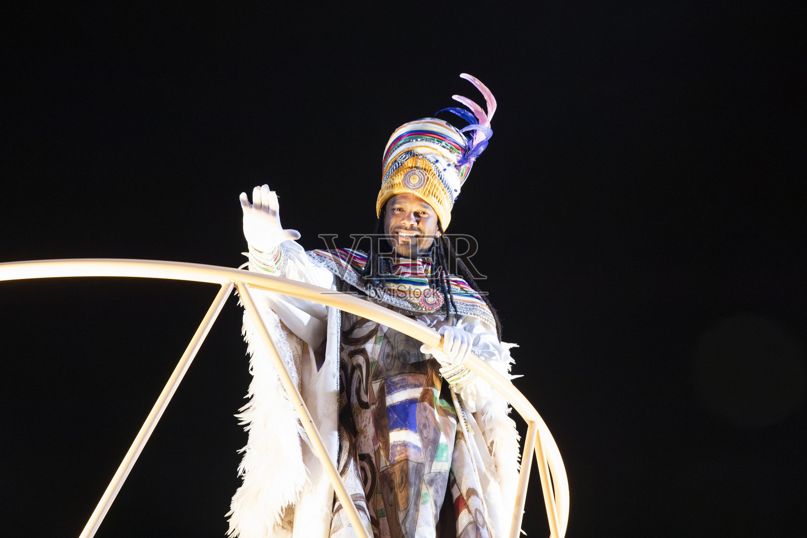 西班牙巴塞罗那城市游行中身着鲜艳嘉年华服装的表演者照片摄影图片