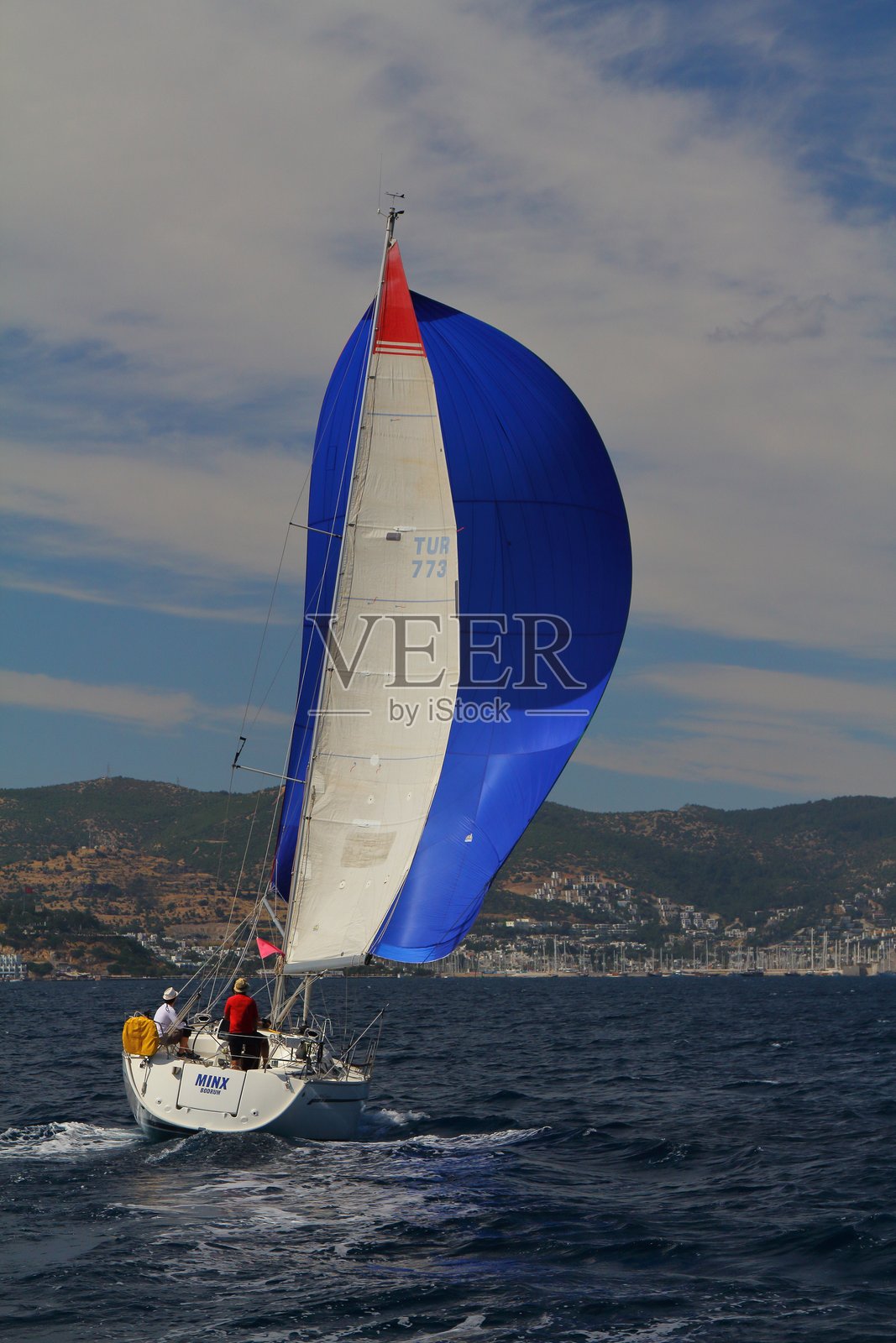 在著名的度假胜地博德鲁姆海岸，爱琴海的蓝色海面上，帆船在多风的天气中航行。照片摄影图片