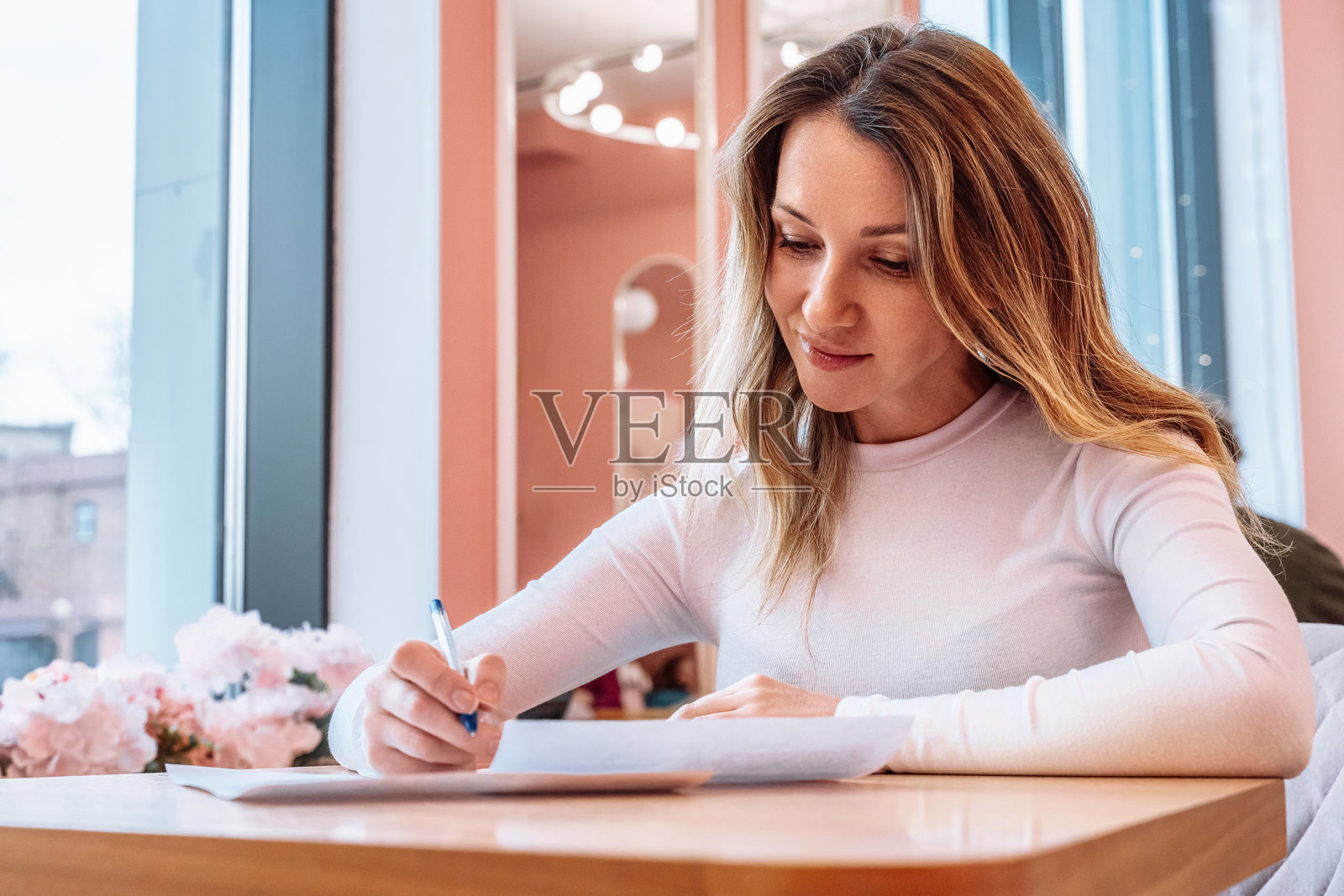 阳光明媚的白天，在明亮的办公室空间里，在桌旁准备报税照片摄影图片