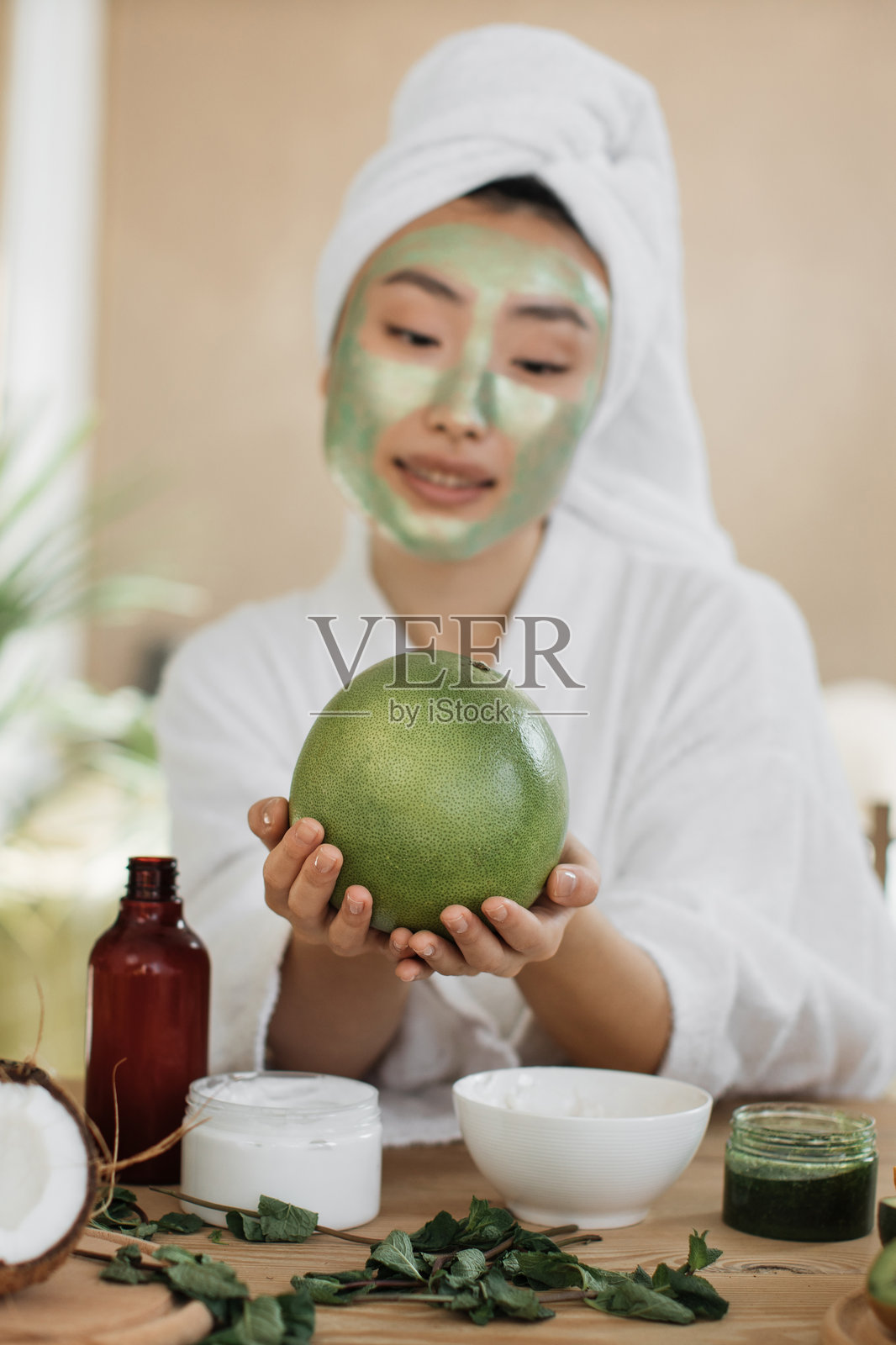 敷着绿色面膜的女人照片摄影图片