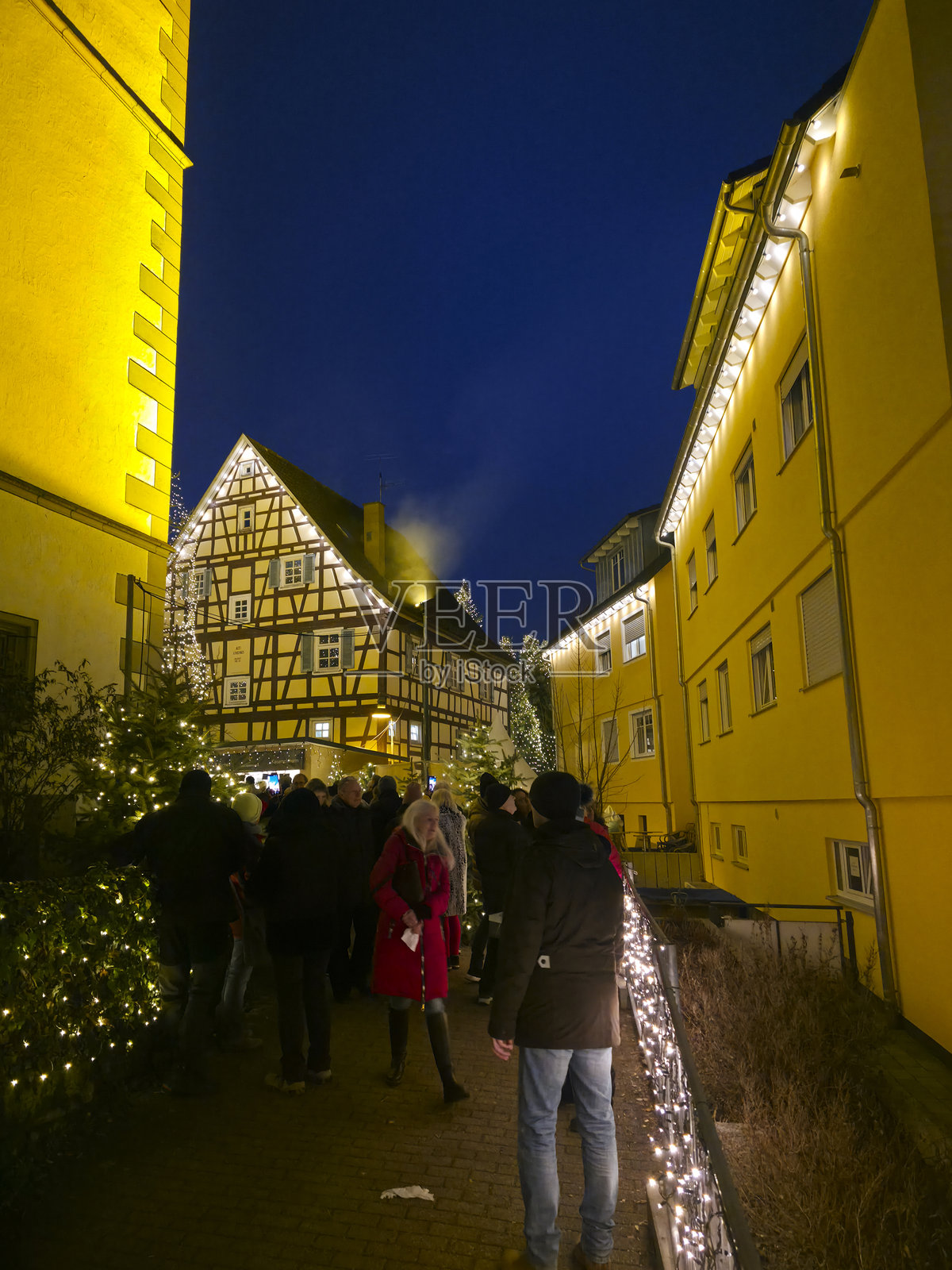 森林里的魔法圣诞市集,人们悠闲地漫步其中照片摄影图片