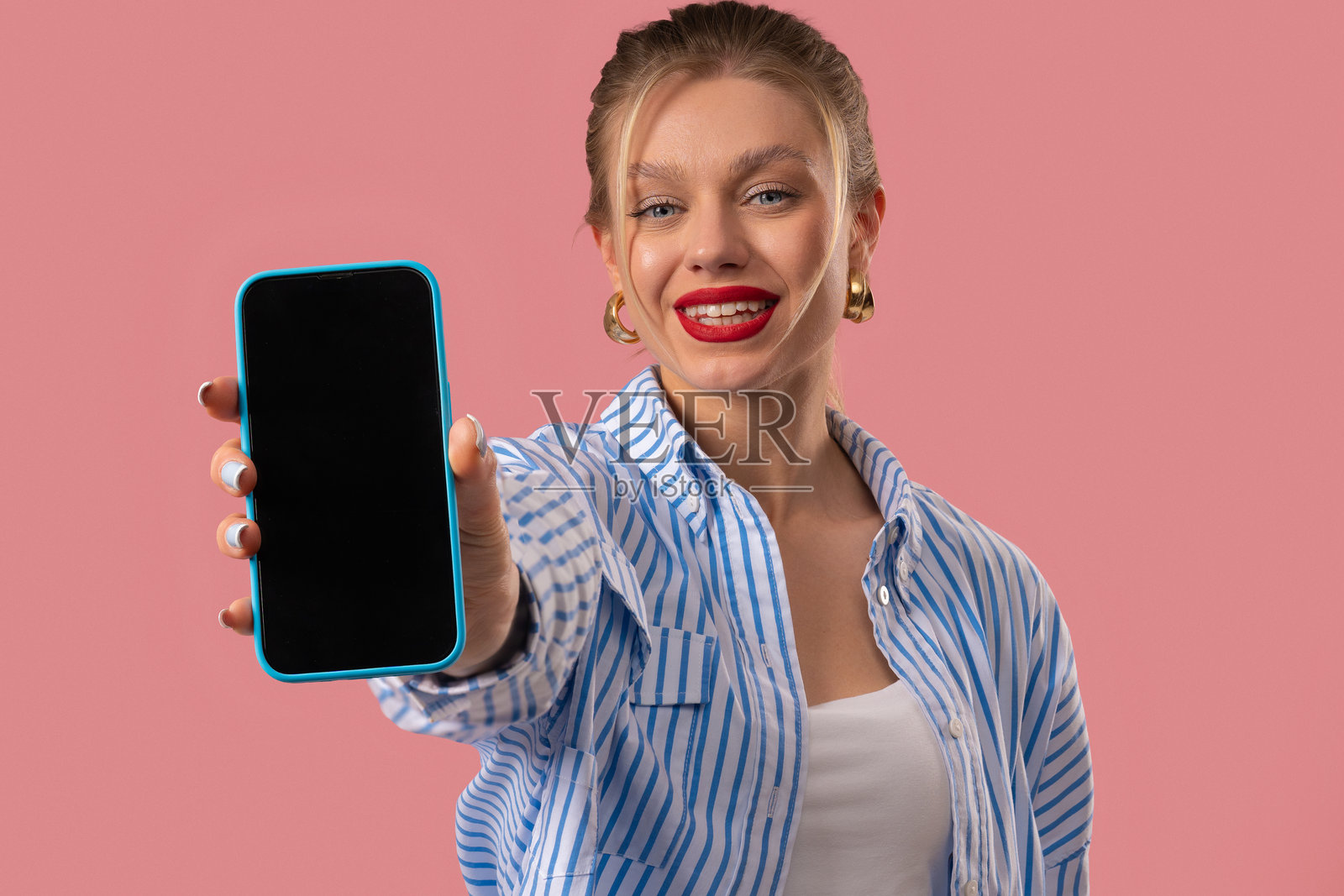 微笑的女性展示手机屏幕，在线购物消费者照片摄影图片