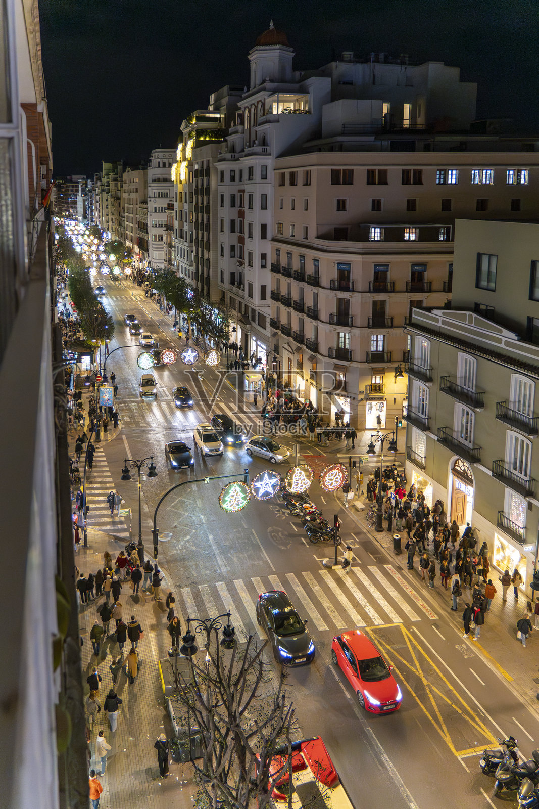 西班牙瓦伦西亚历史中心夜景，挂满圣诞彩灯照片摄影图片