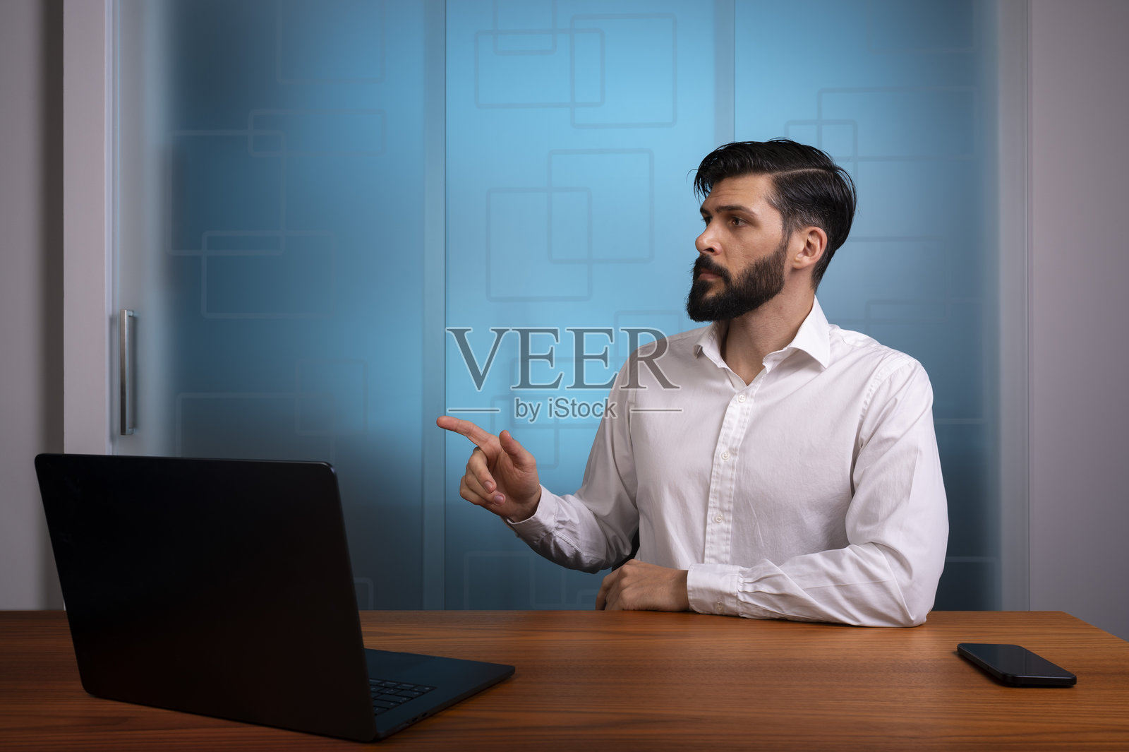 身着现代办公室服装的男士，代表企业或公司照片摄影图片