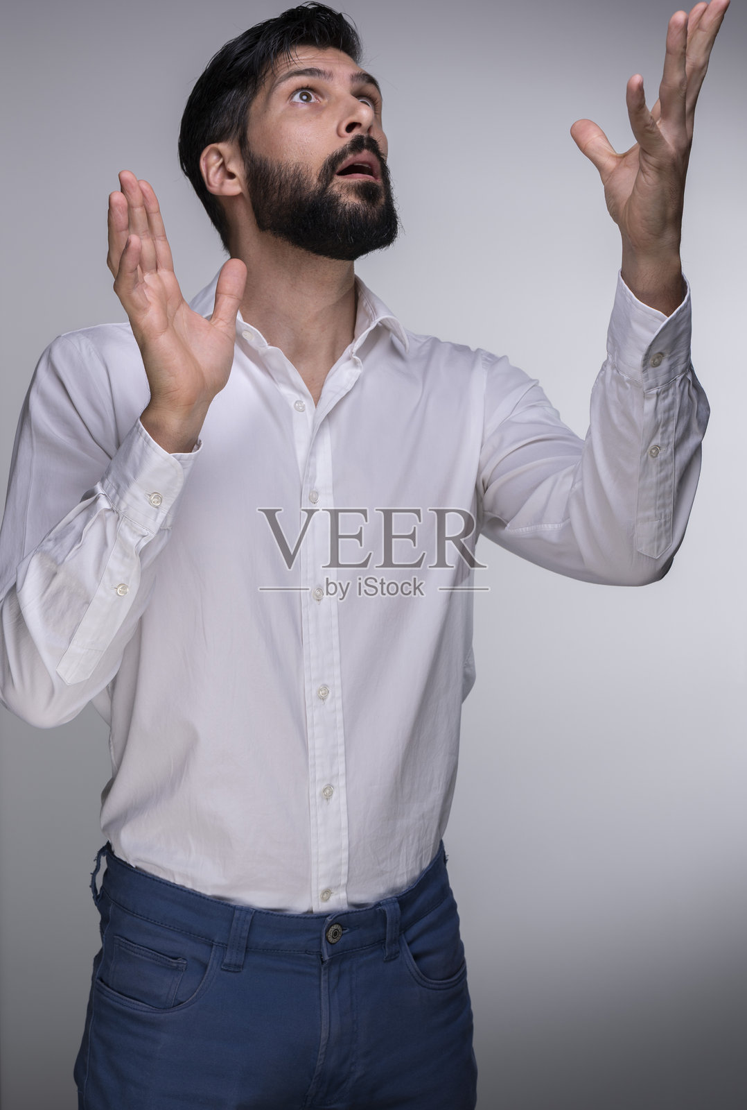 身穿白衬衫和蓝色长裤的男士的商业照片照片摄影图片