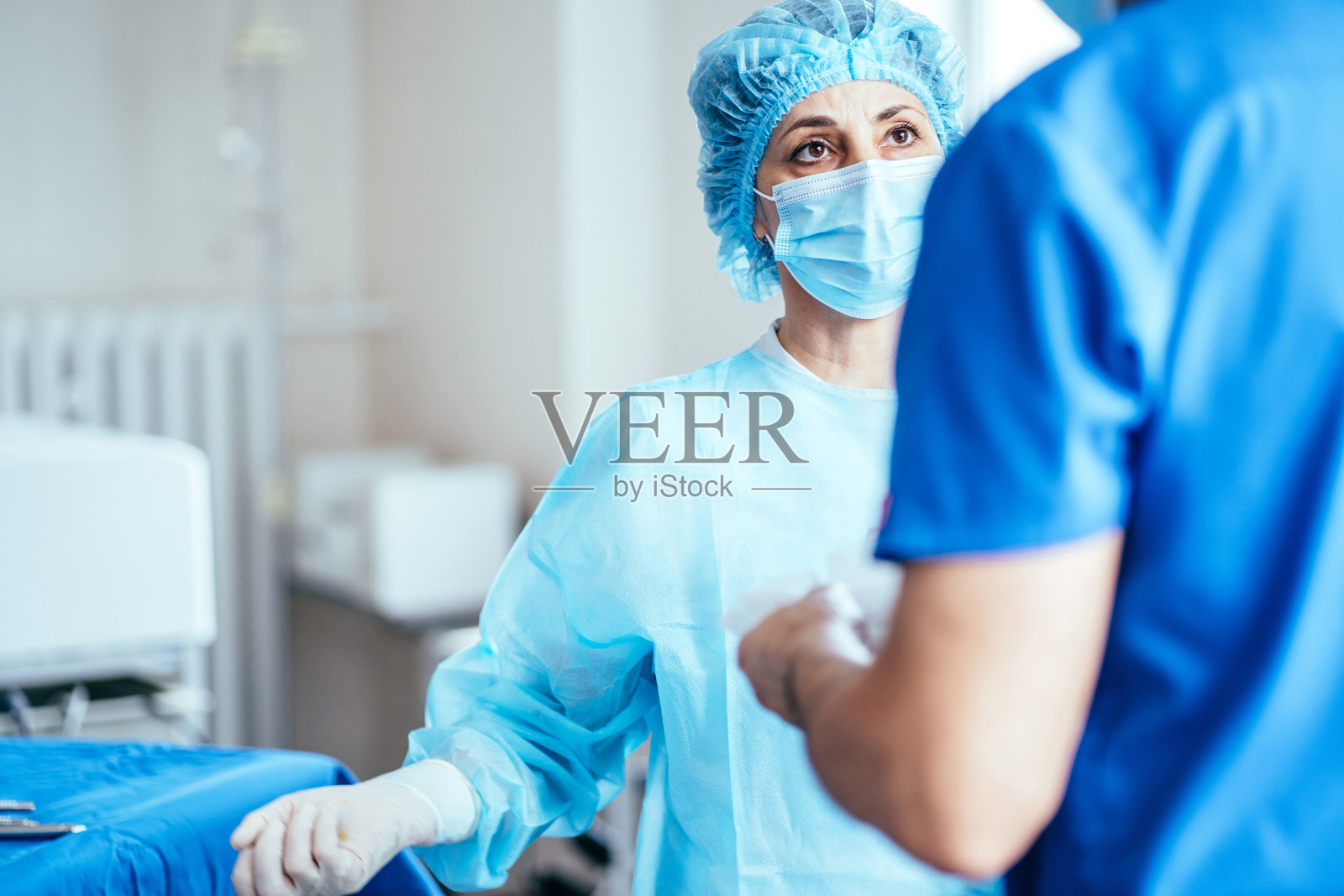 佩戴无菌手套和口罩的中年外科护士肖像照片摄影图片