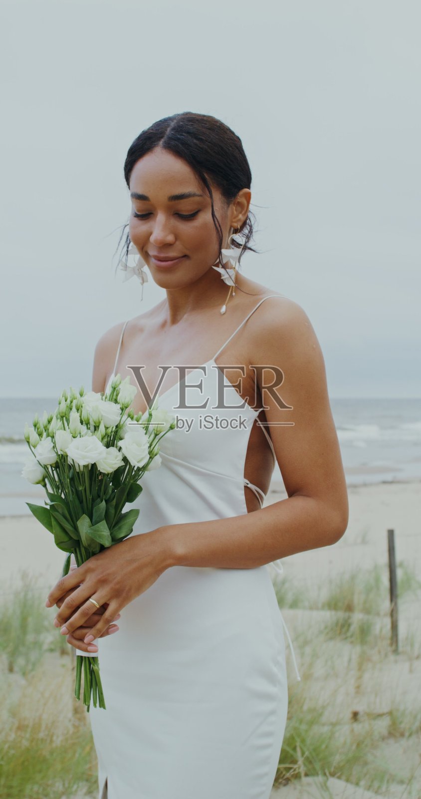 新娘看着镜头微笑，站姿 - 婚礼照片摄影图片