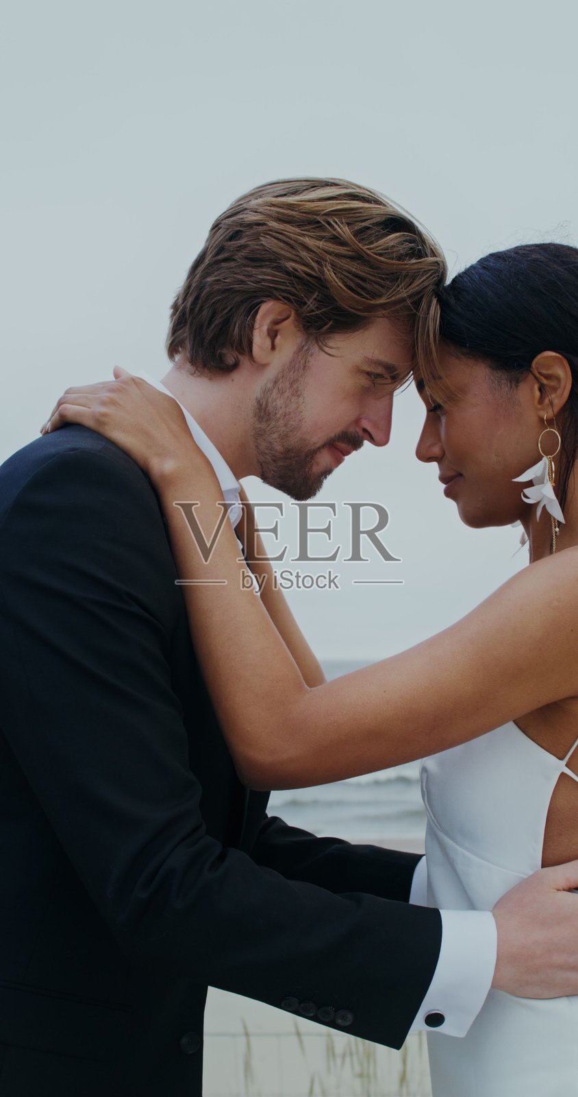 新郎新娘站着亲吻大笑 - 婚礼照片摄影图片