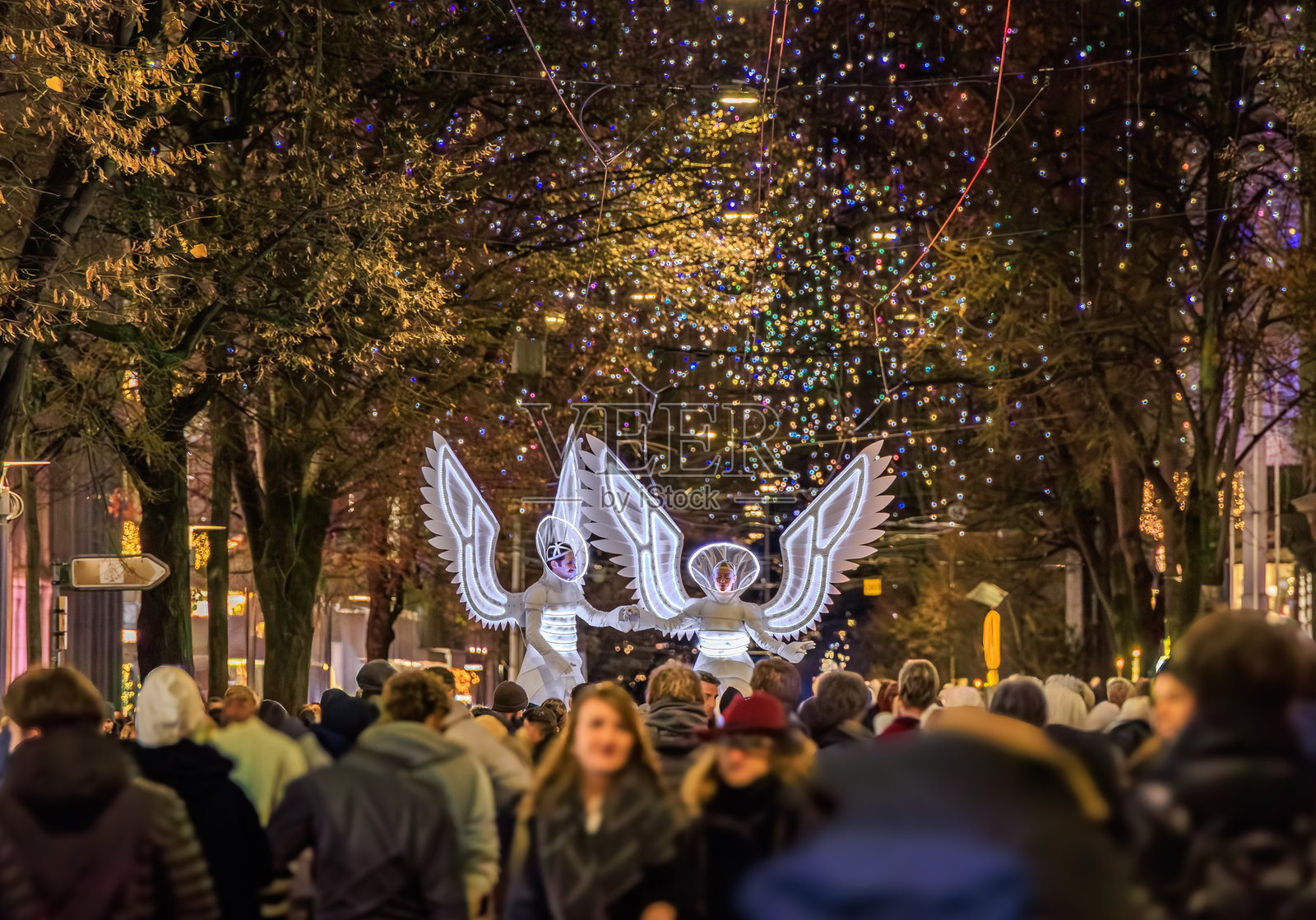 苏黎世火车站街上的圣诞灯饰和闪耀的天使照片摄影图片