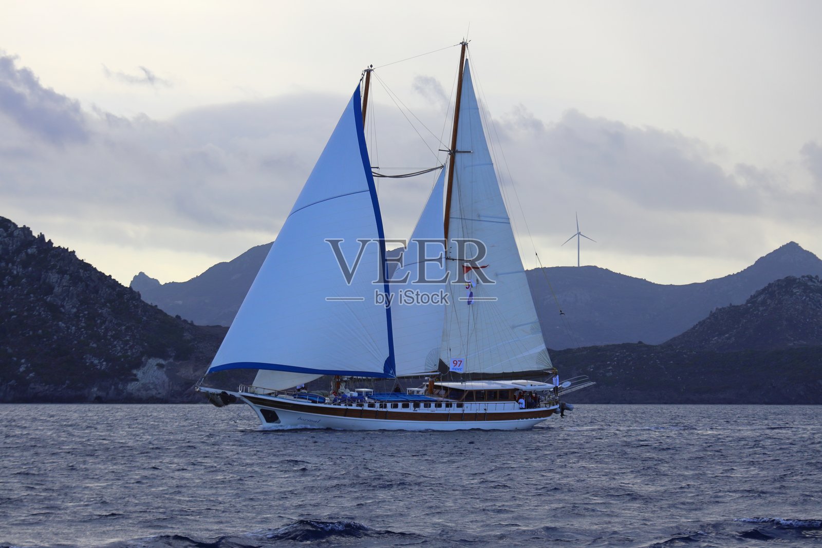 秋季，木制帆船在著名的度假胜地博德鲁姆巡游。照片摄影图片