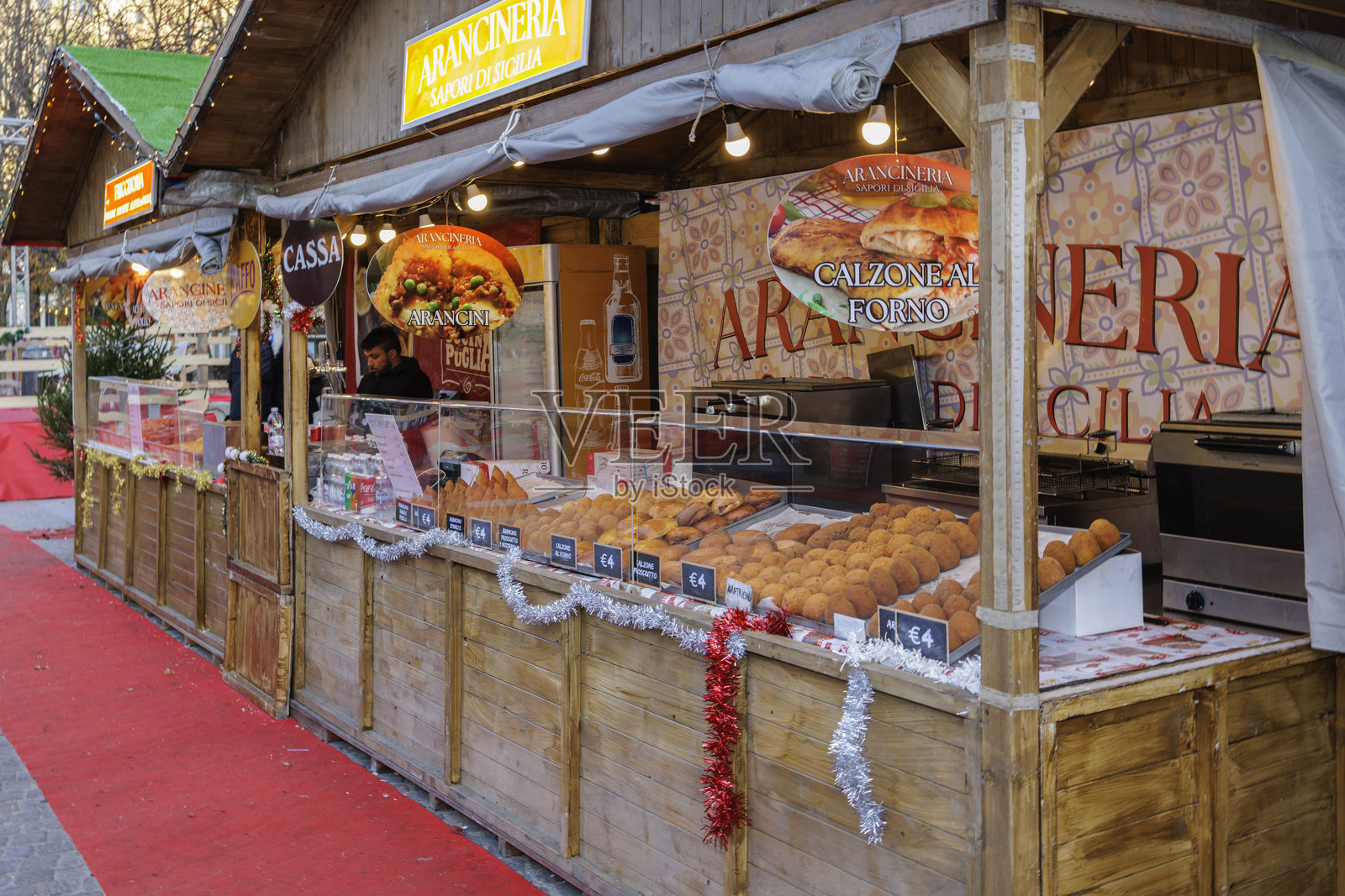 夜晚的都灵圣诞市集（意大利）照片摄影图片