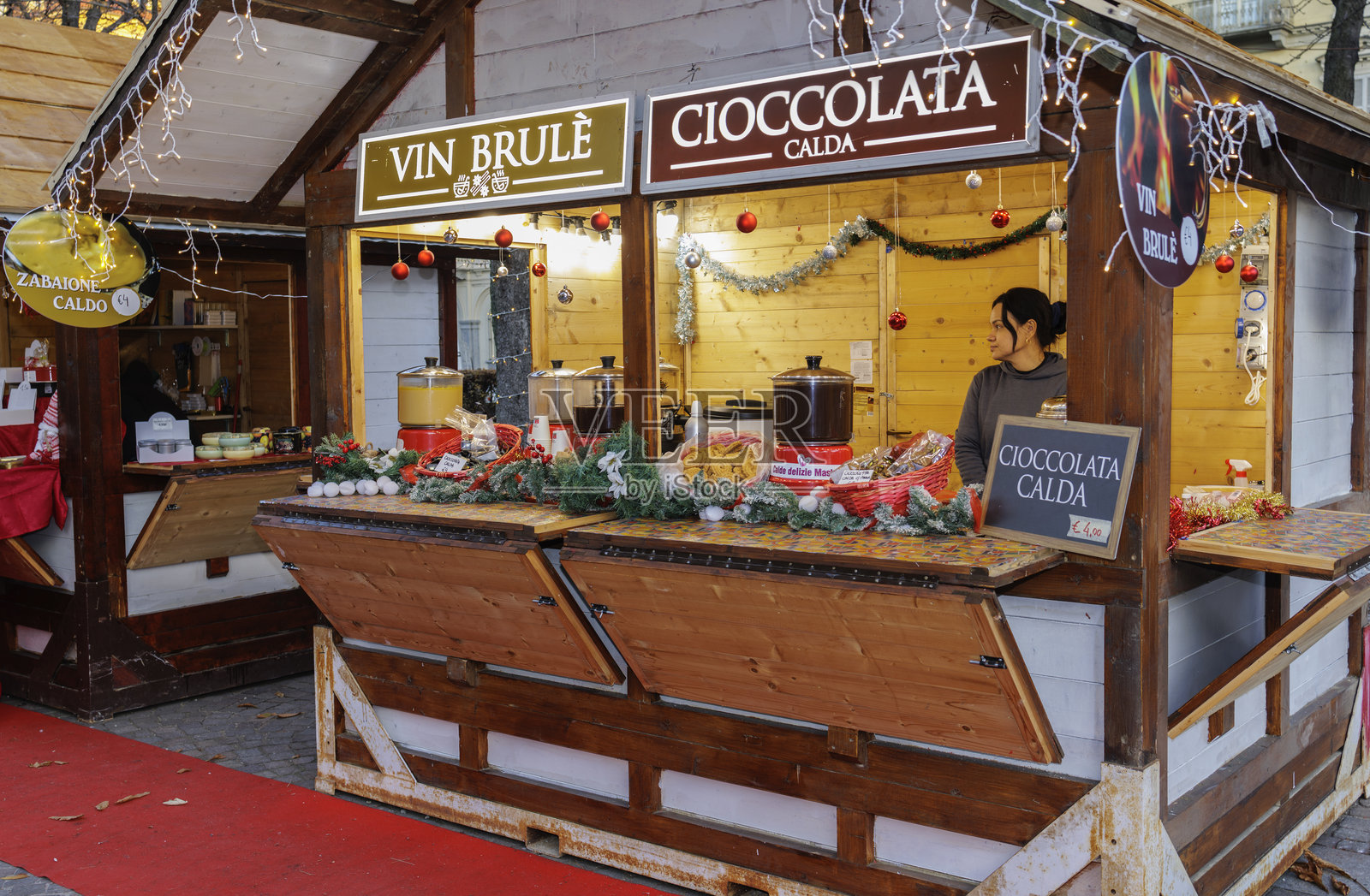 夜间的圣诞市场（意大利都灵）照片摄影图片