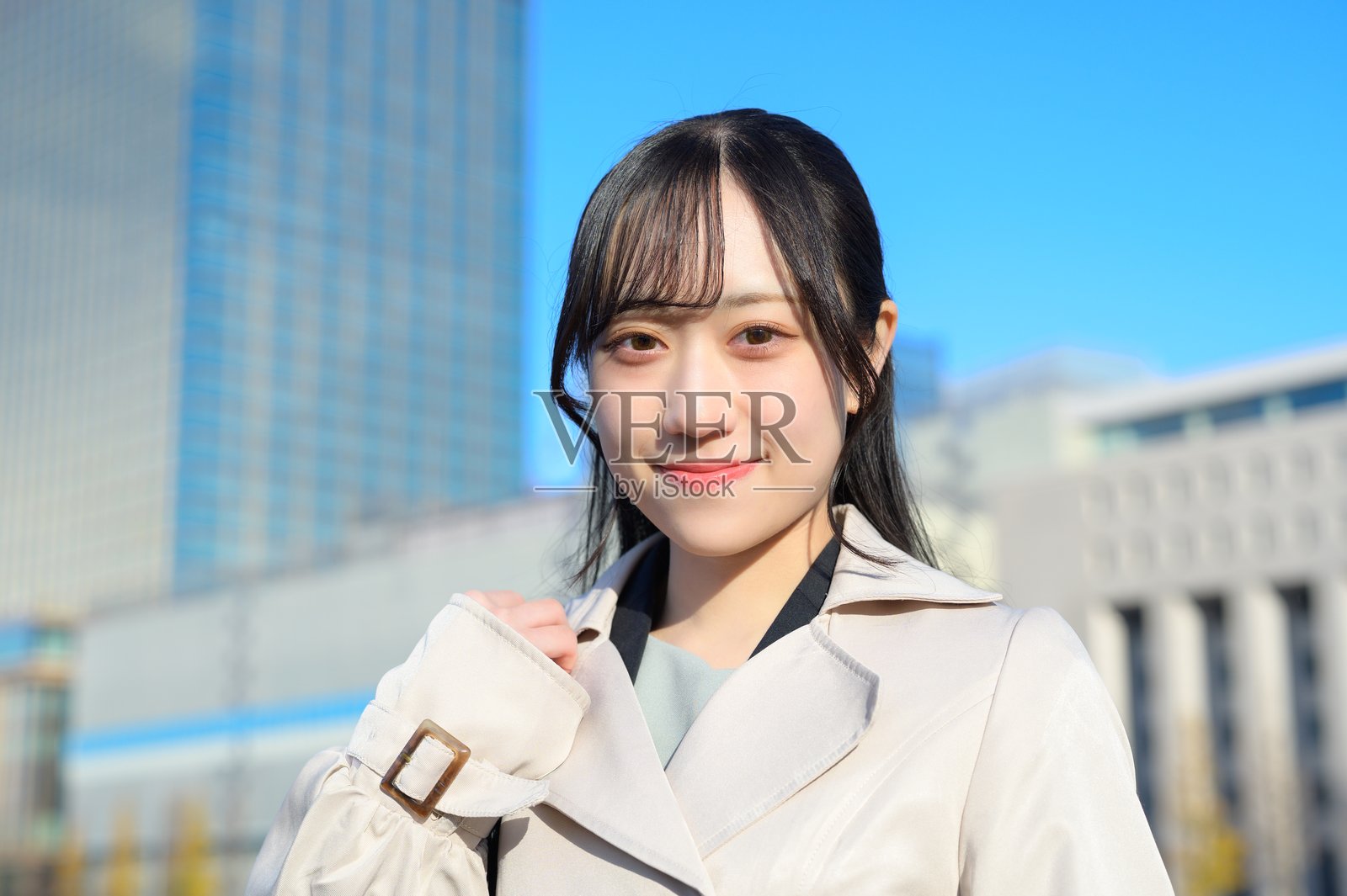 一位女商人在办公区凝视着蓝天照片摄影图片