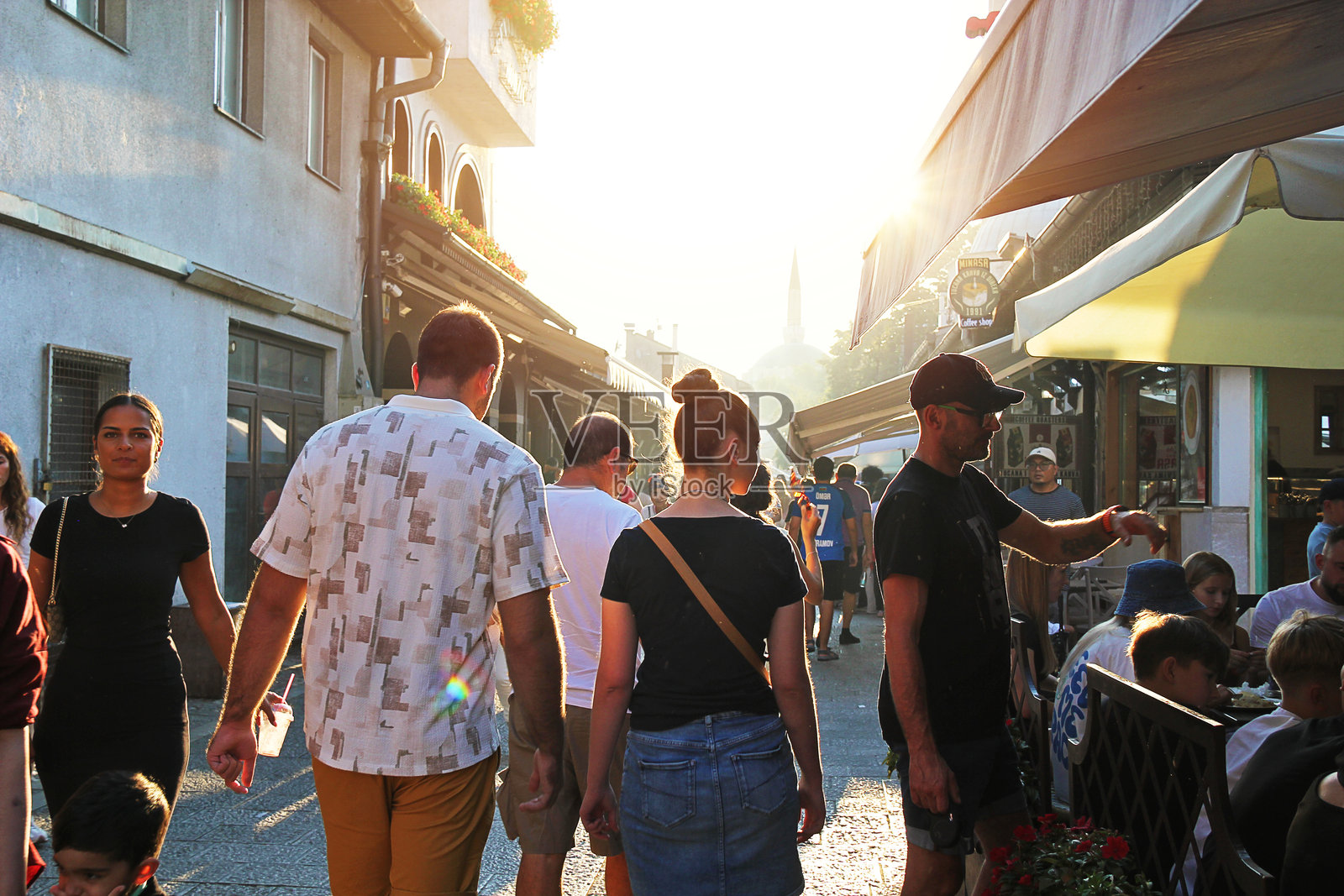 萨拉热窝老城区街道上的游客照片摄影图片