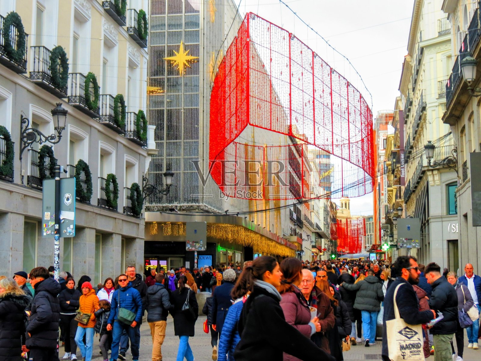 马德里市中心，圣诞街灯装饰的建筑。照片摄影图片