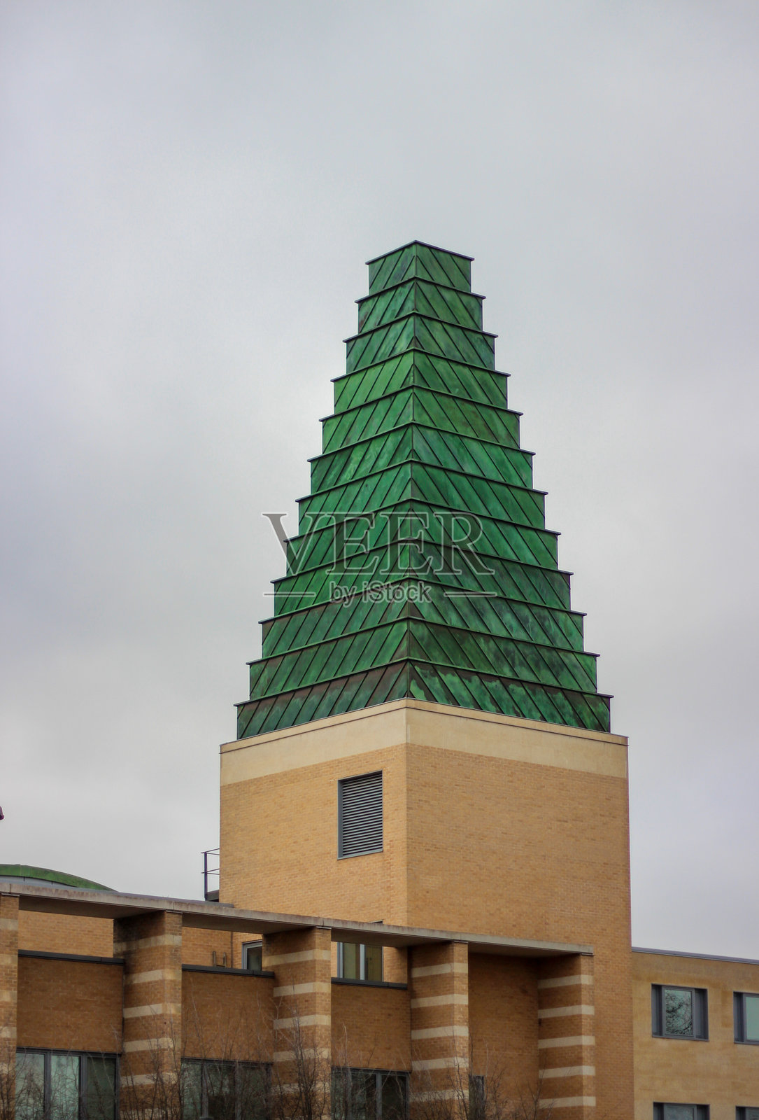 赛德商学院（Oxford Saïd 或 SBS）是牛津大学的商学院。漂亮的屋顶，顶端为绿松石色。照片摄影图片