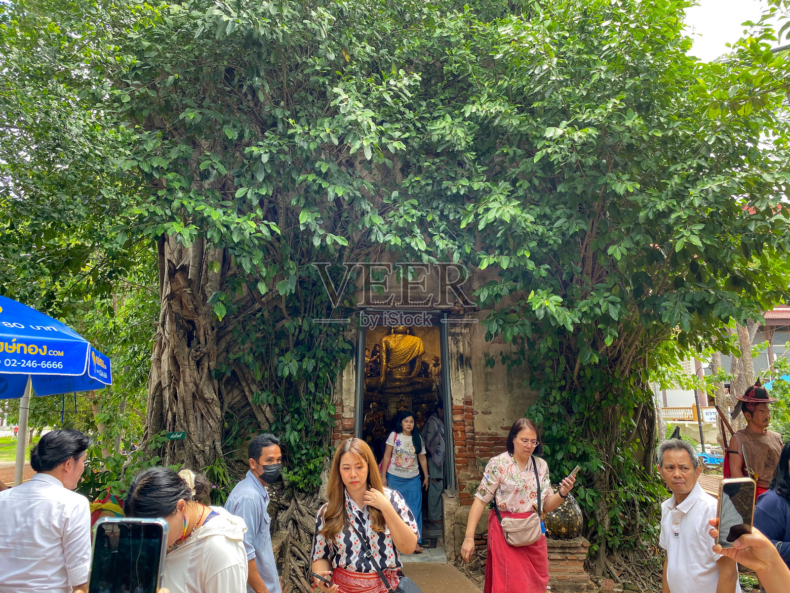 2025年6月14日，泰国巴蜀府：人们在一座古老寺庙中向佛像致敬。照片摄影图片