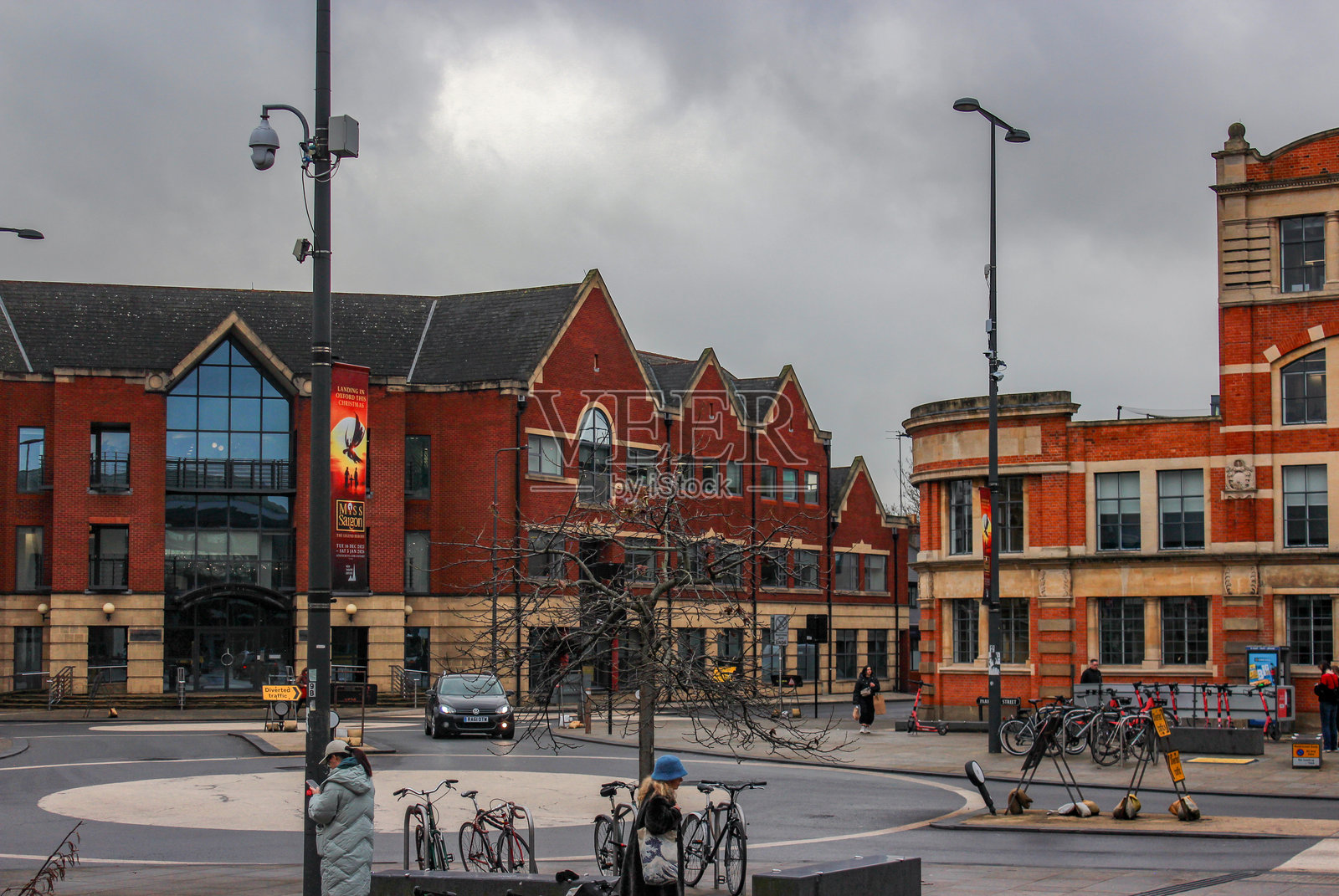 阴沉冬日里，古老的英式砖房照片摄影图片