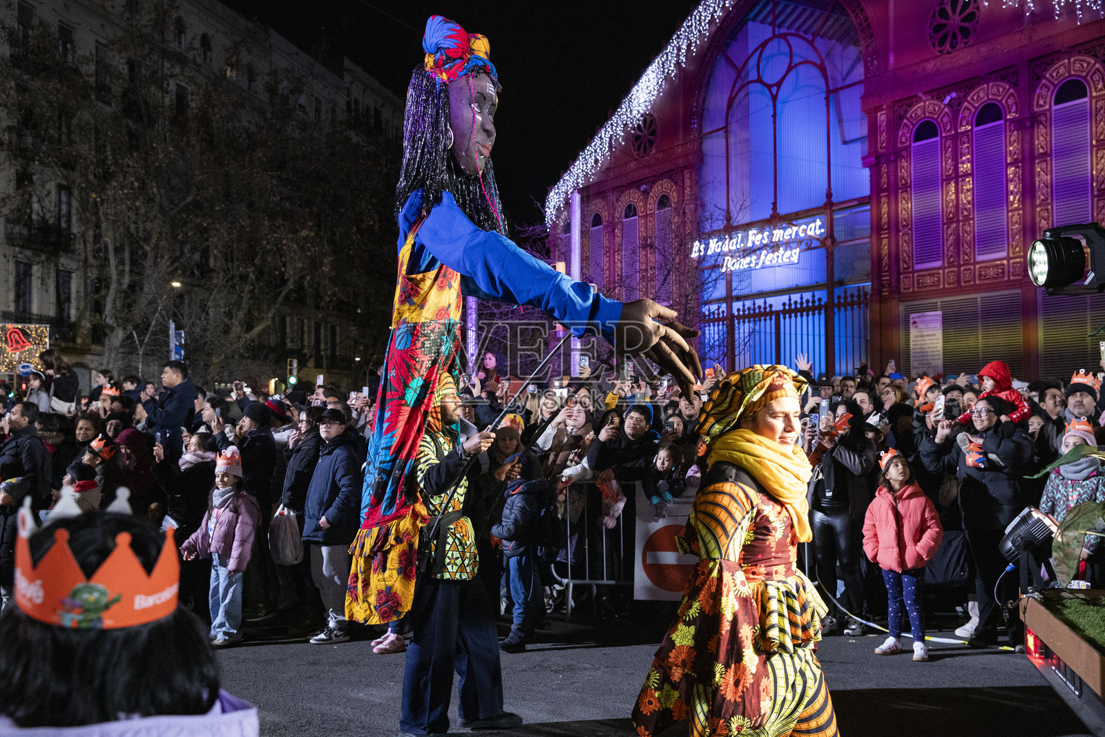 西班牙巴塞罗那城市游行中身着鲜艳嘉年华服饰的表演者照片摄影图片