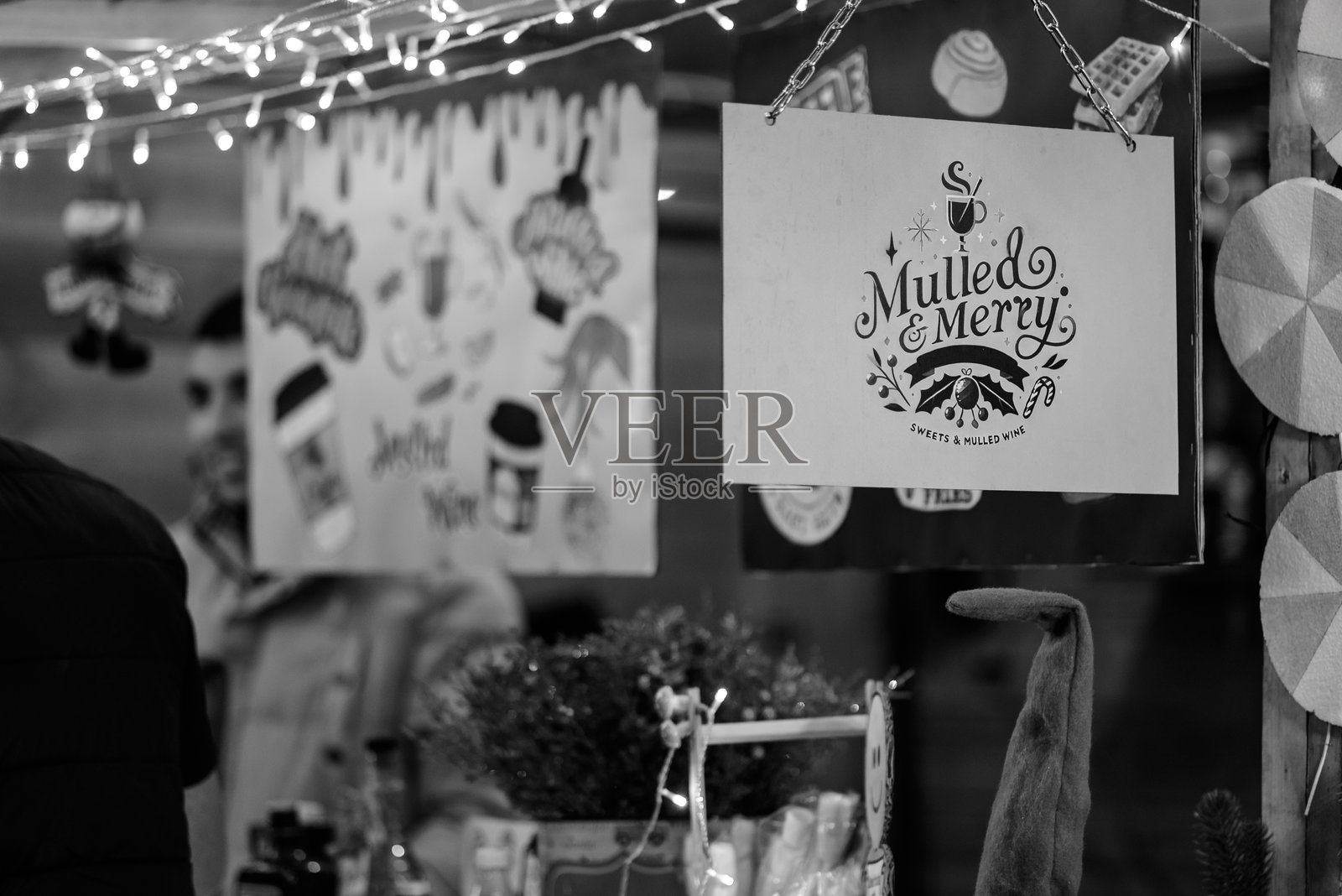 格鲁吉亚首都第比利斯圣诞集市上的节日集市摊位，挂着热红酒招牌并有装饰照片摄影图片