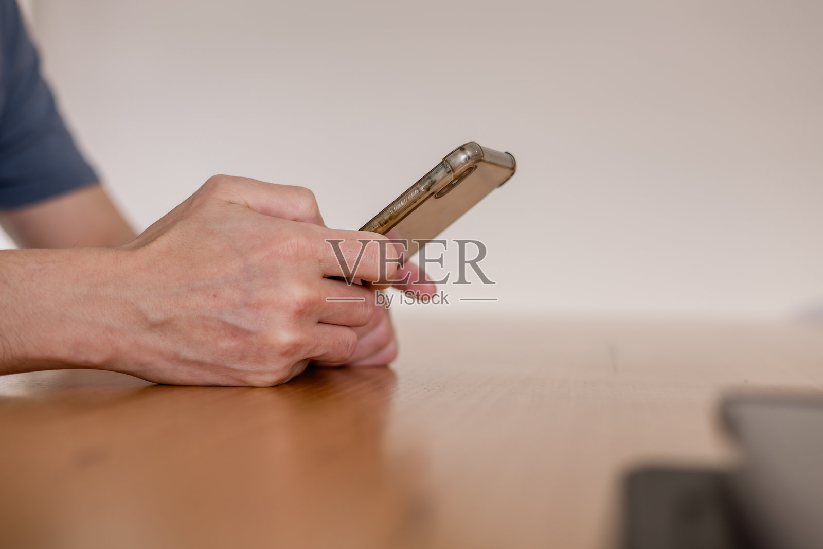 男人在家使用智能手机，在沙发上放松地发送消息或浏览社交网络照片摄影图片