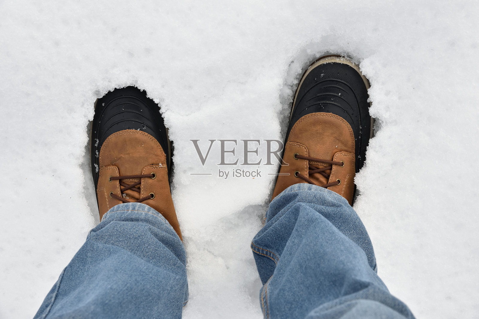 雪中行走的男人照片摄影图片