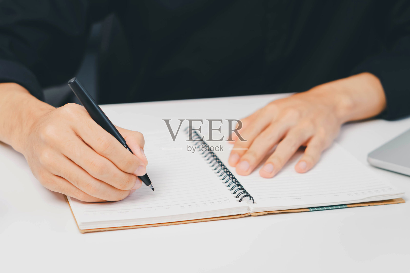 笔记本、写作与手在家中，用于创业、小型企业和研究，配有笔记本电脑。女性，科技与日记在家中，用于在线研究、远程工作和会议议程照片摄影图片